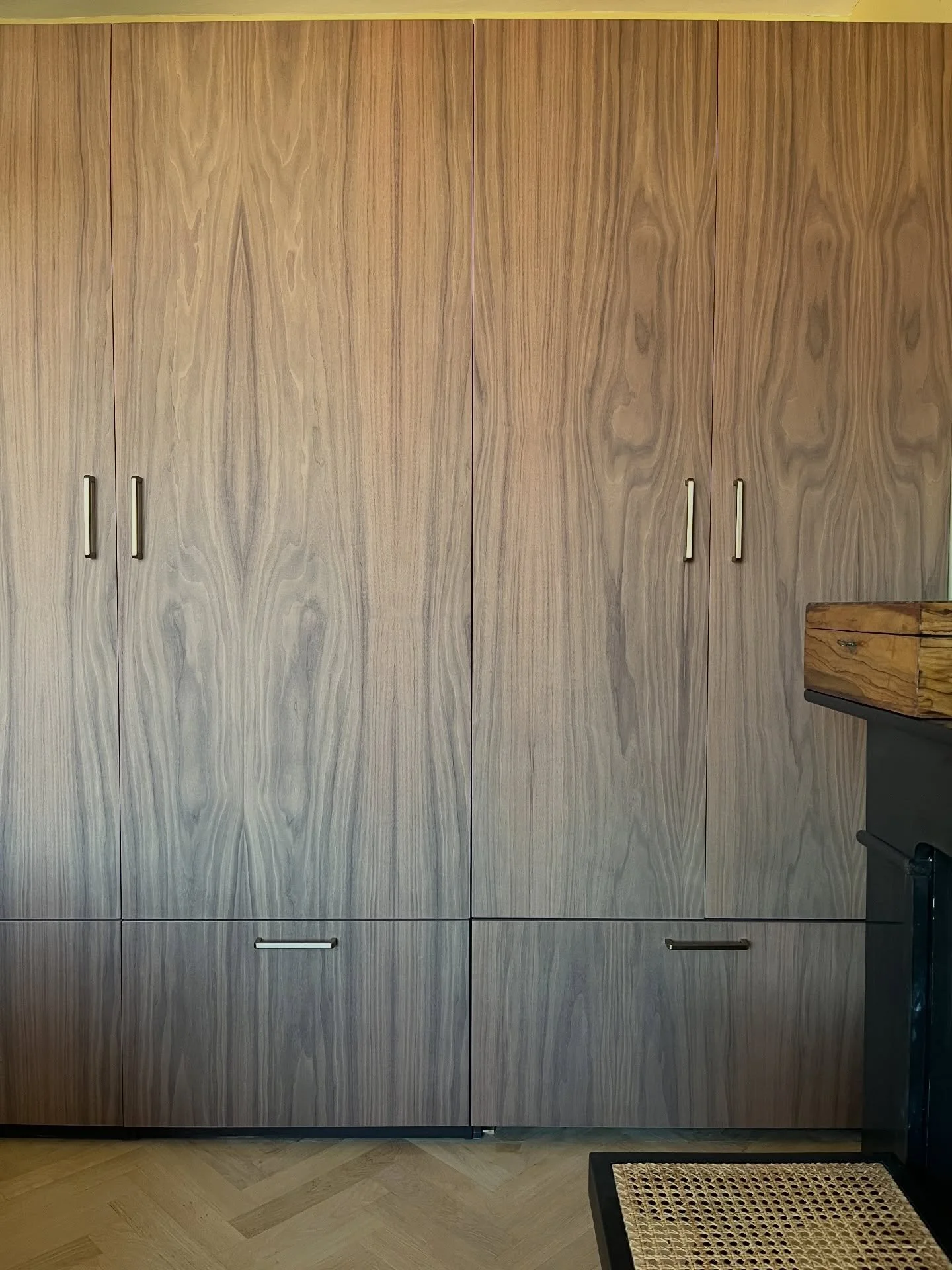Walnoot houten kasten op maat🪡
De perfecte combinatie tussen strak en klassiek in deze slaapkamer✨

#kastopmaat #walnoothout #interiordesign #interieurinspo #aannemeramsterdam