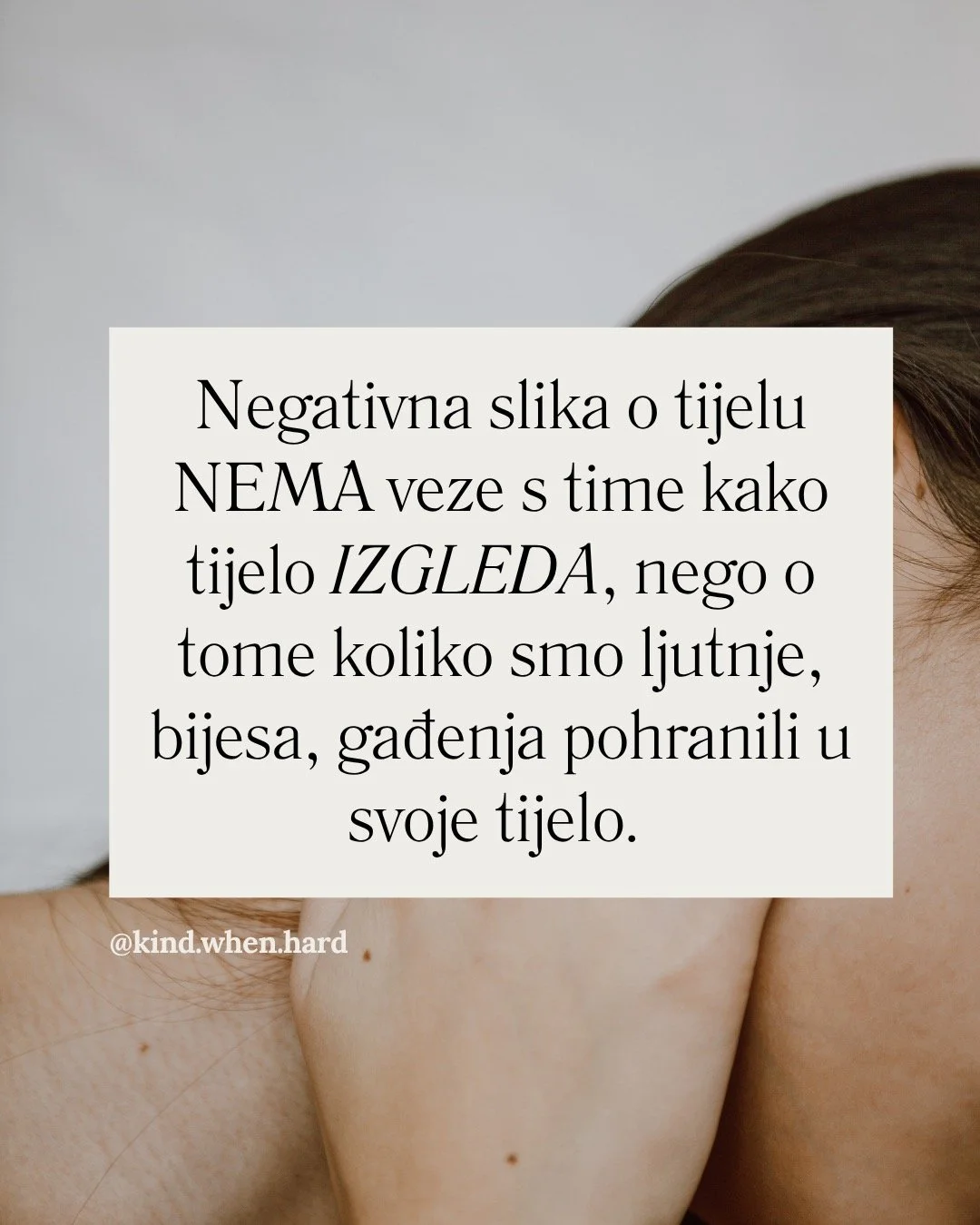 Sjedim i slu&scaron;am. Tijelo je napadnuto. Napada ga ona osoba koja i živi u tom tijelu. Sa svakom novom riječi, osjetim intenzitet mržnje i ljutnje prema tijelu koji se povećava. Skoro povjerujem u to da je ne&scaron;to s tijelom pogre&scaron;no. 