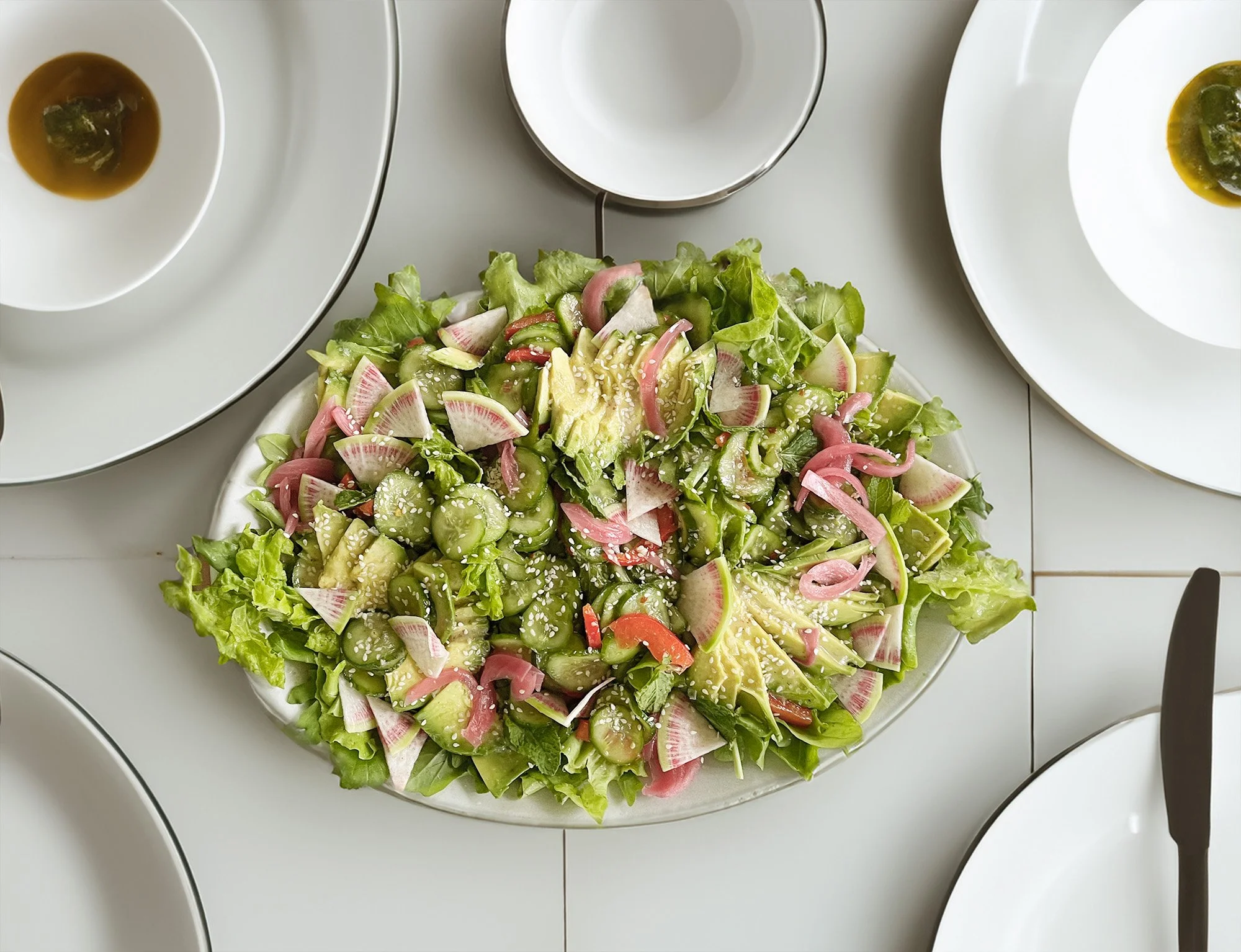 20240620_green_salad_white_tile.jpg