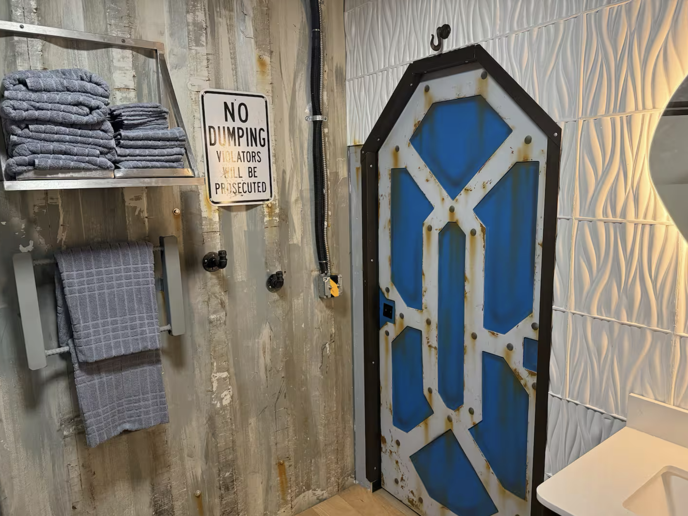 Space Cabin - Bathroom, Rent Cabin for family.png