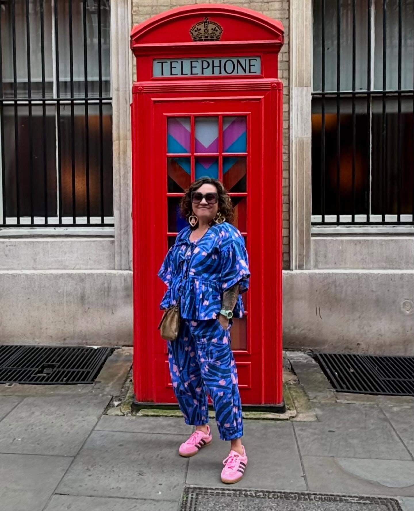 For the final stop of my cruise last month, I made a fun pair of pants to match my memade top. I needed another stylish look for my day in London but obviously it had to be comfortable and airy since it was hot. So I made a mash up of  the inseam/ wa