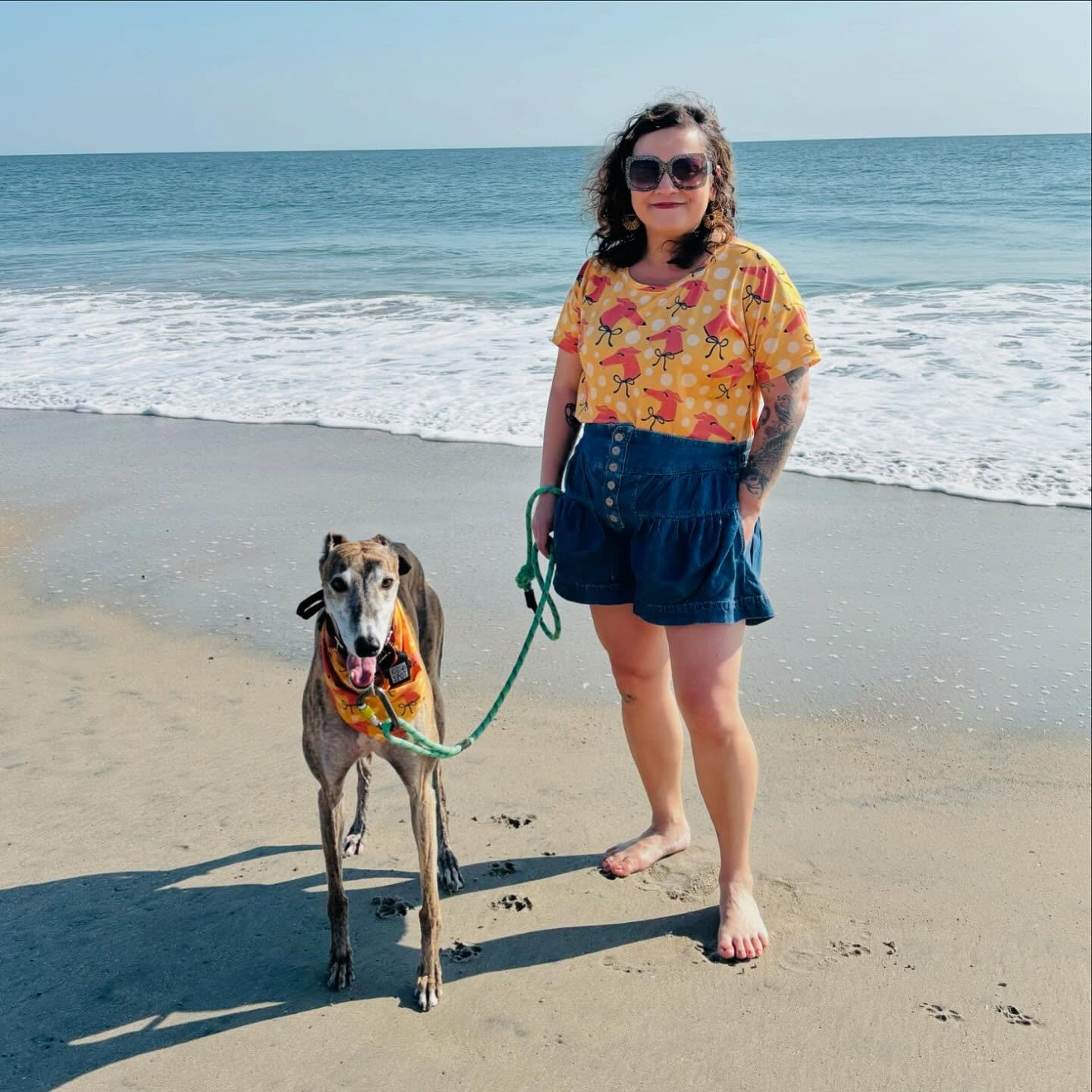 For the annual Greyhounds Reach the Beach event, I always make a fun Greyhound look. Since this year is all about bows,  I  just had to design my own Greyhounds with bows print. I had the fabric printed. Then I sewed up the #hemlocktee (4th version o