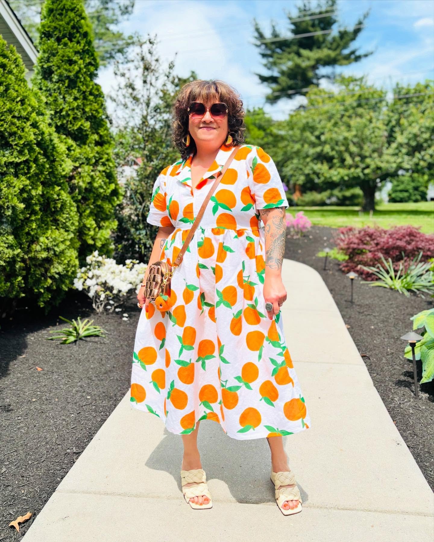 For my Mother&rsquo;s Day fit, I modified the #donnyshirt pattern to make it an 🍊tea length dress. It&rsquo;s my 4th time making this pattern so I would say it&rsquo;s definitely a fave. I am obsessed with fruity/veggie prints so much right now that