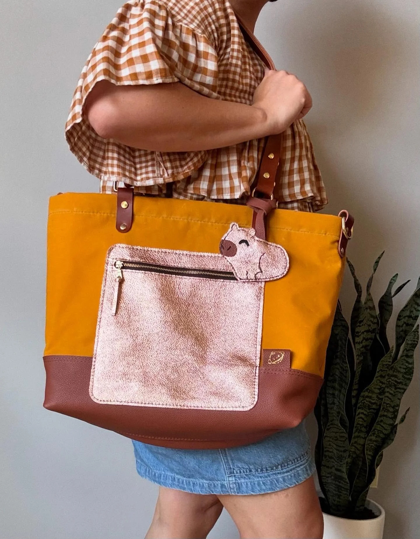 I took another bag making class with the amazing @stitchandrivet  I am beyond happy with my waxed canvas and leather tote I made in this workshop to learn about using industrial machines. The class was very  informative and super fun! I also got to m