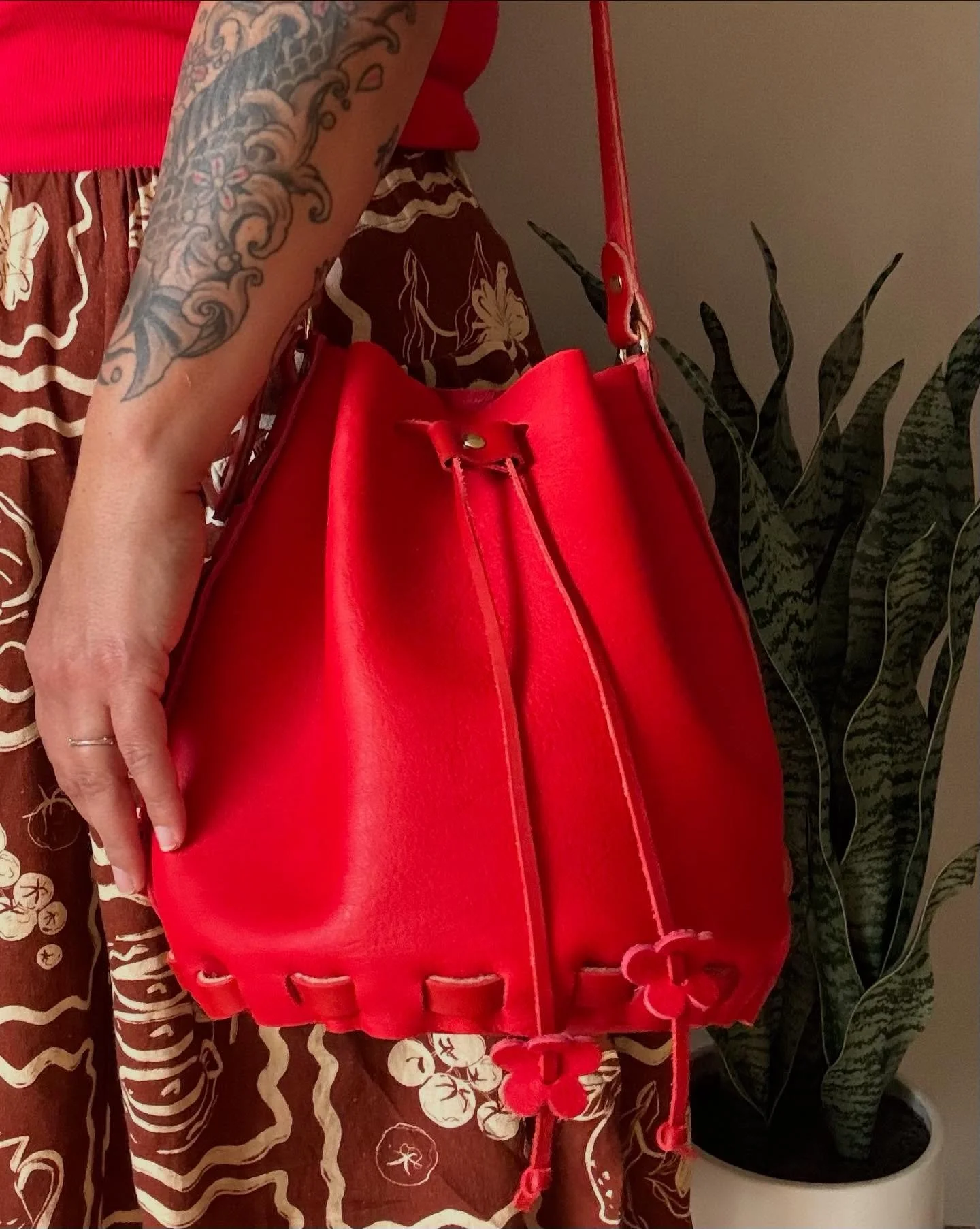 I literally cut and prepped this awesome leather #stitchlessbucketbag  in one evening and then put it together the next day which is the fastest for any bag I have made so far.  I have been rocking this cherry tomato colored cutie for over two months