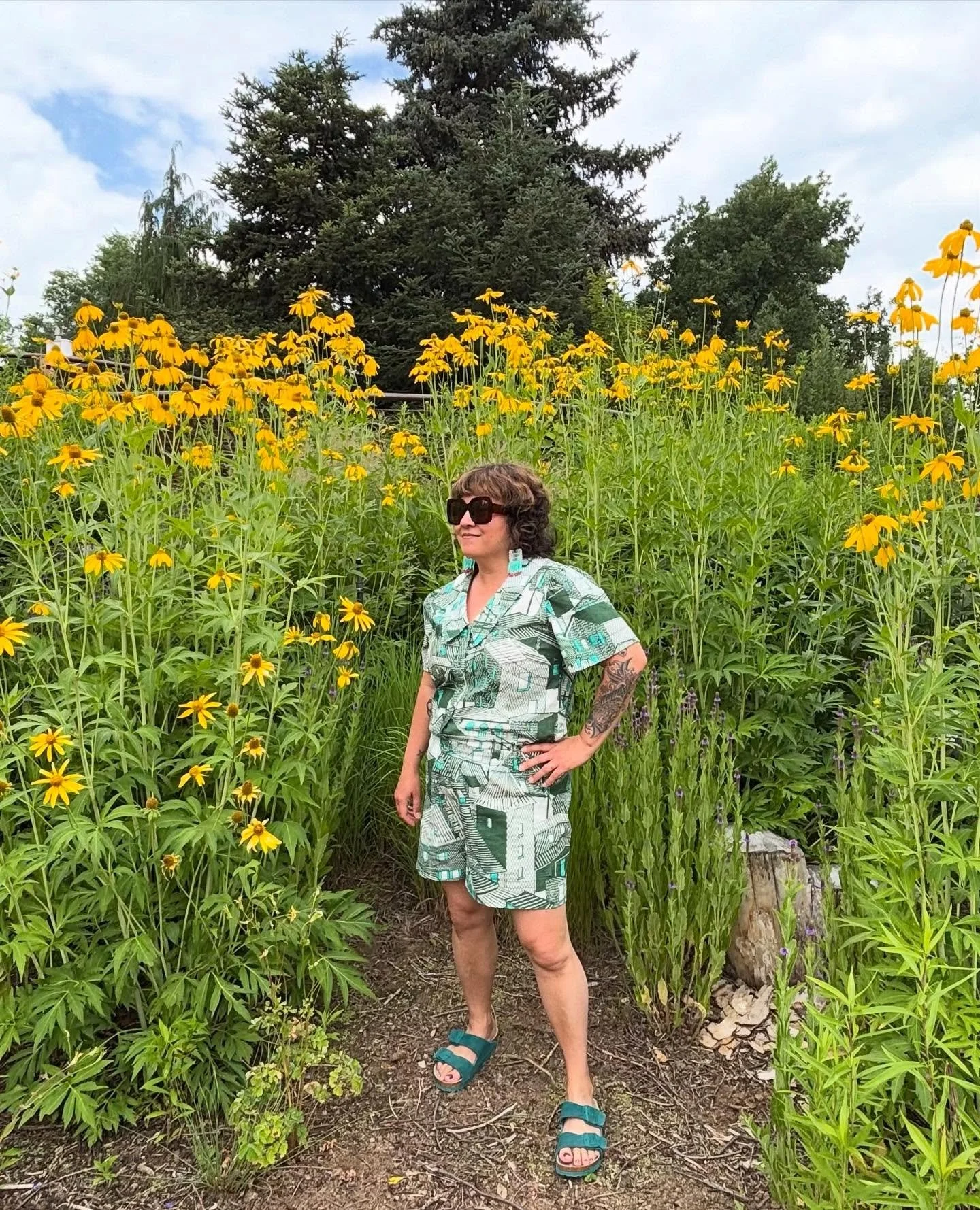 This two piece set was completed just in time for my vacation to Dever, Colorado. I had to fit in a visit to the beautiful Botanical Gardens. This set was a perfect and comfy fit to walk around all day. This is my third #Patinablouse and third pair o