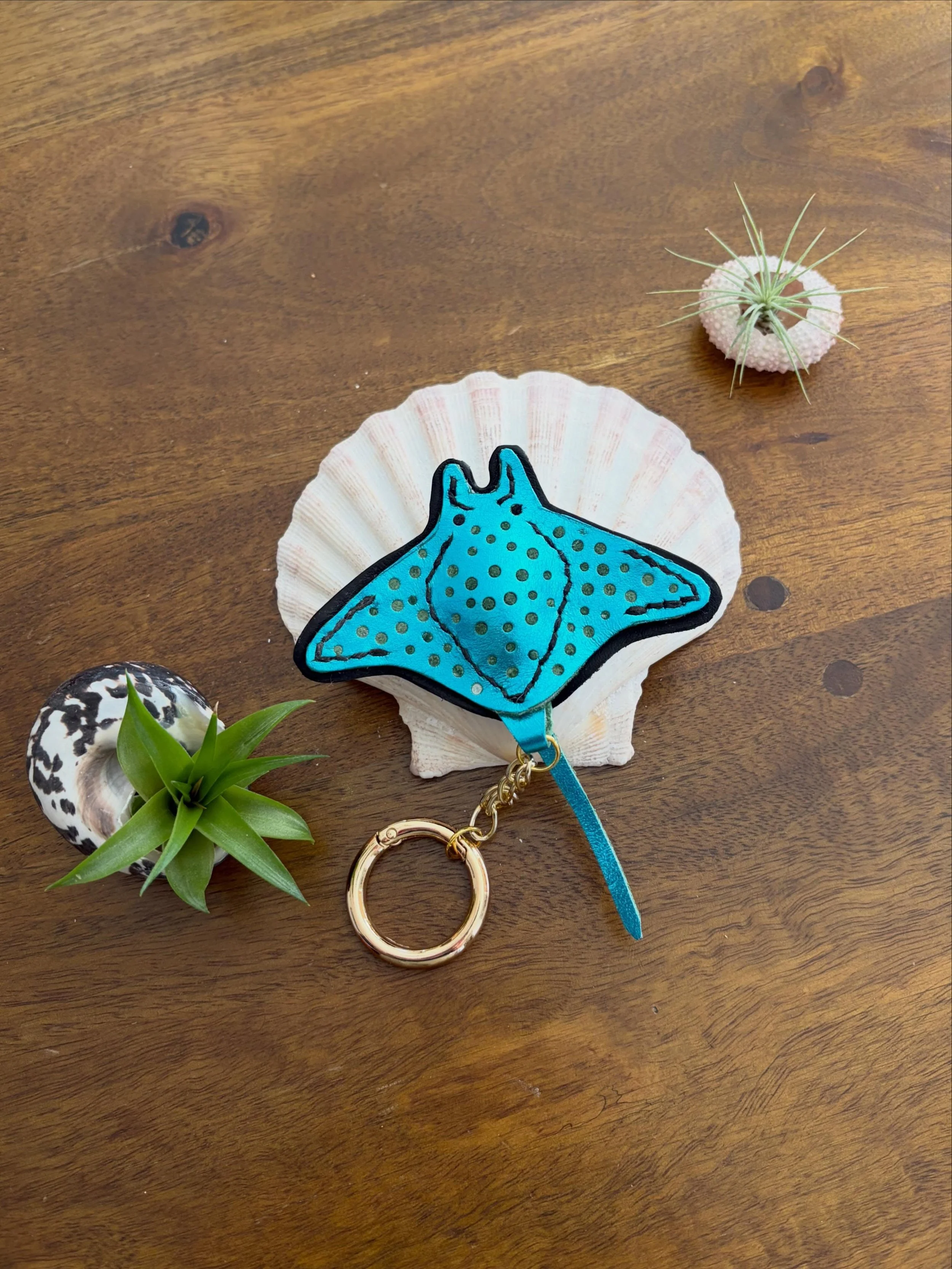 As summer is a few weeks away and I really wanted to make a seasonal leather project that could be completed in one day, so this Manta Ray bag charm pattern was the perfect choice! I used some scrap leather and had a lot of fun punching a bunch of ho