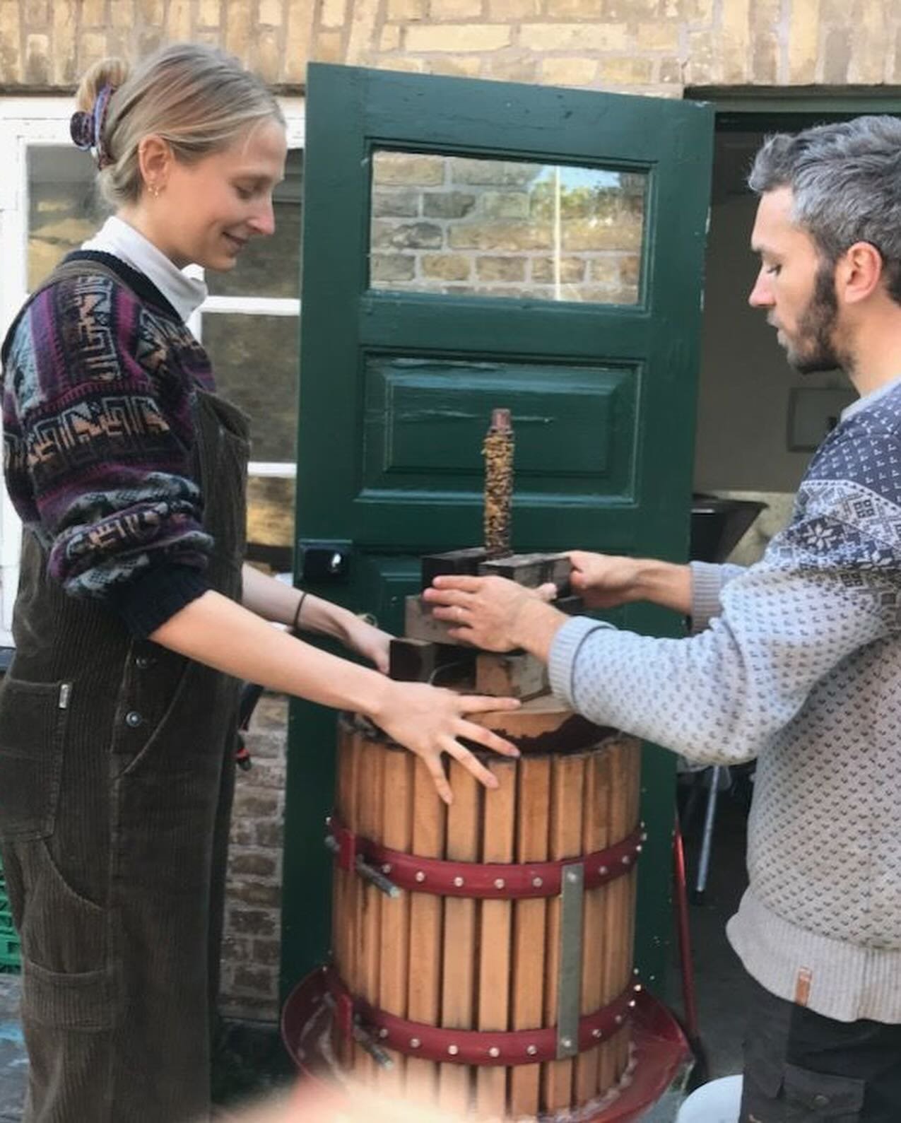 Polyvin
Karen og Adam Bloksgaard er flyttet fra Hipsterbro til H&aring;gendrup n&aelig;r Hundested og har plantet en masse vinstokke. De l&oslash;ber ogs&aring; rundt og stj&aelig;ler &aelig;bler til cider. Her er de ved at justere deres 4.000 kg vin