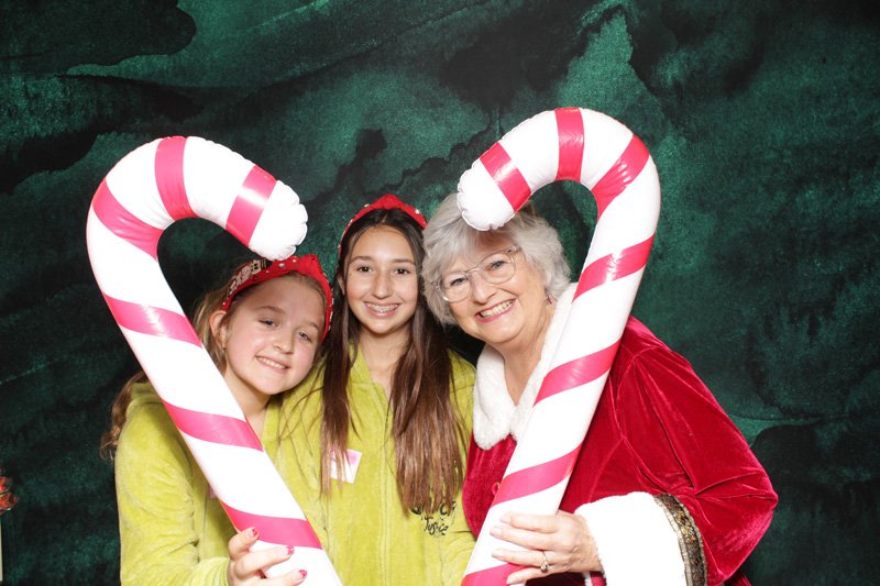 StJohnsBFF-December-Photobooth-090.jpg
