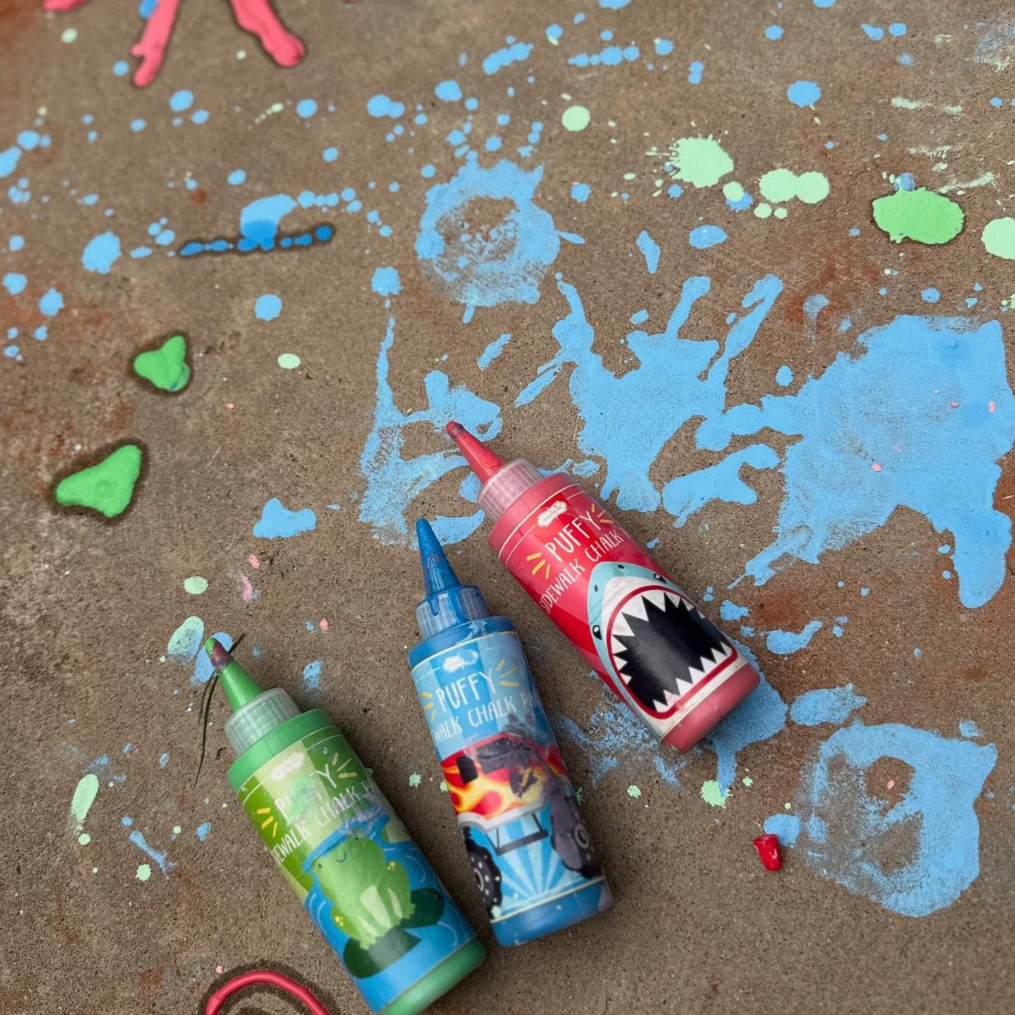☀️ⓅⓊⒻⒻⓎ ⒸⒽⒶⓁⓀ☀️

-&gt; a great summer day activity. a spin on traditional chalk, this is puffy paint-like chalk. let them create a masterpiece all of their own!