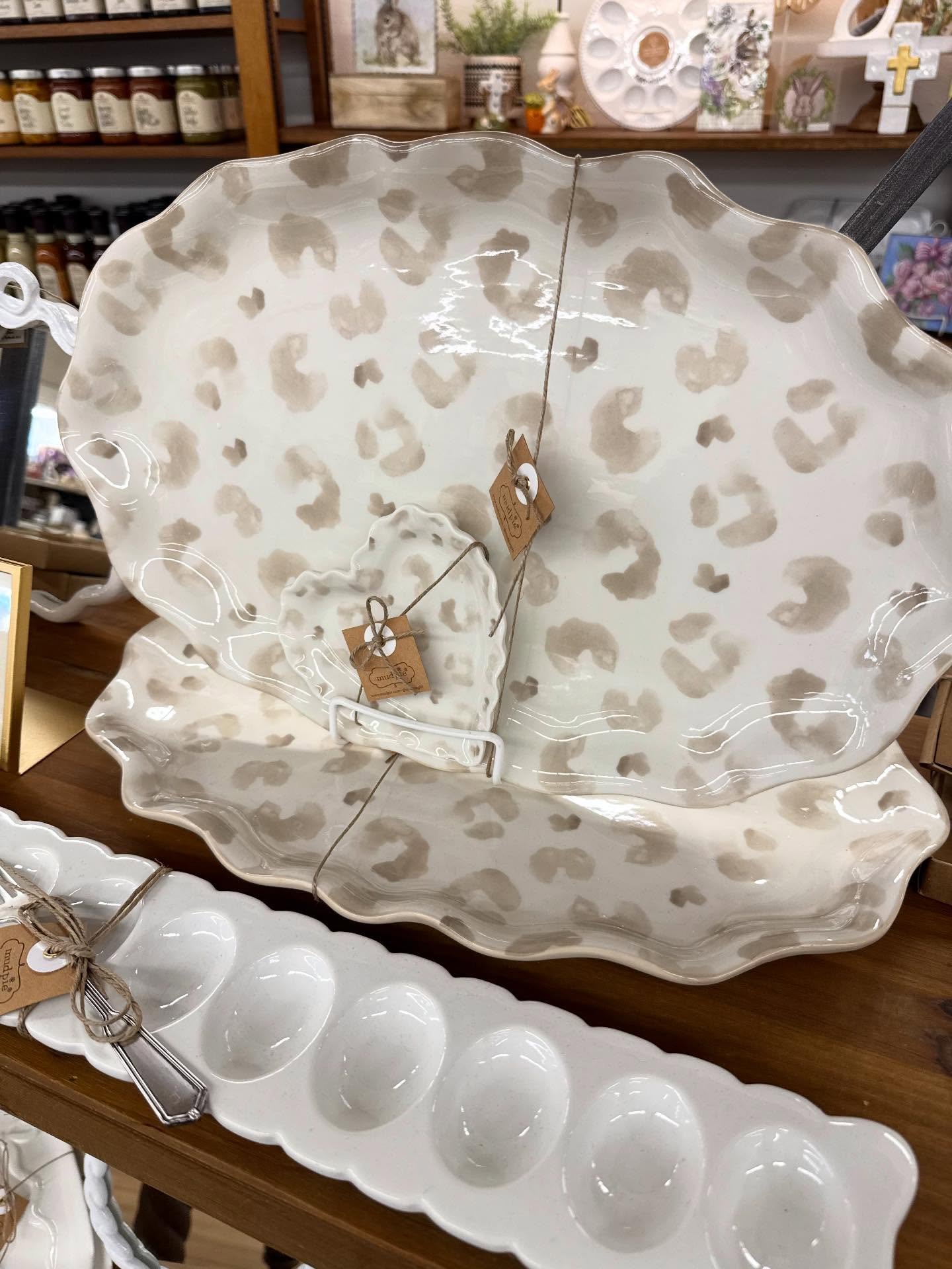 From trinket tray to serving dishes&hellip; modern yet classic. All in the details.