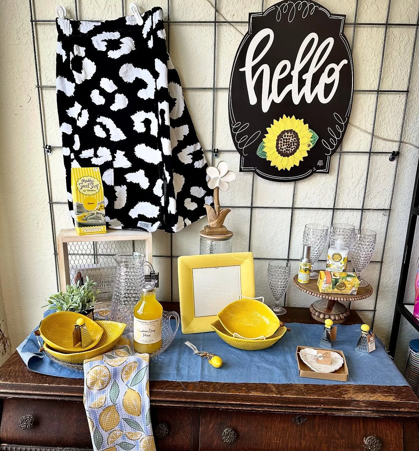 Oh hello! We&rsquo;re here and ready to brighten your day!