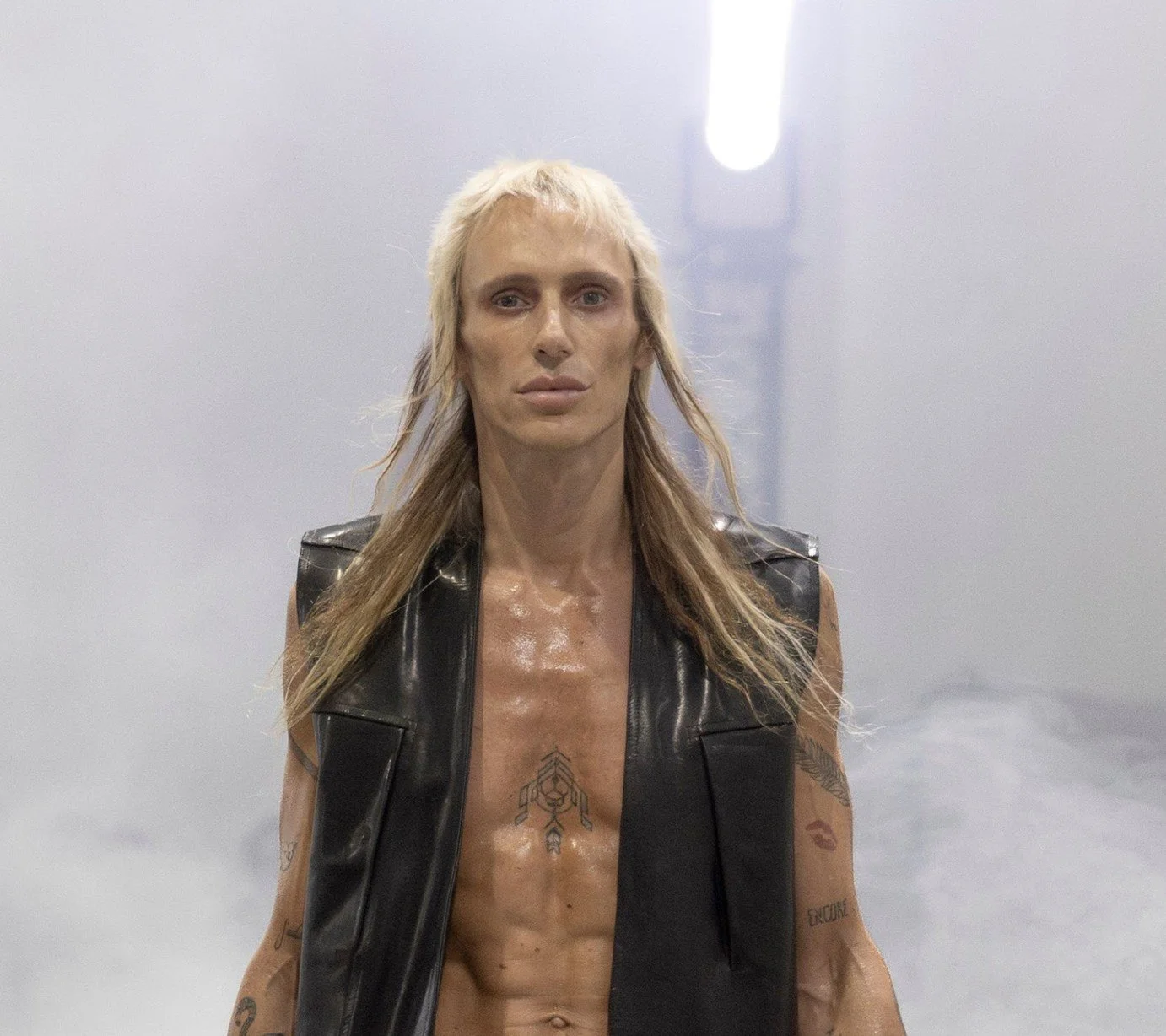 Rick Owens’s AW26 TOWER show at Palais de Tokyo: militant leather silhouettes, gothic outerwear and apocalyptic fog framing a radical, futuristic vision of Paris fashion.