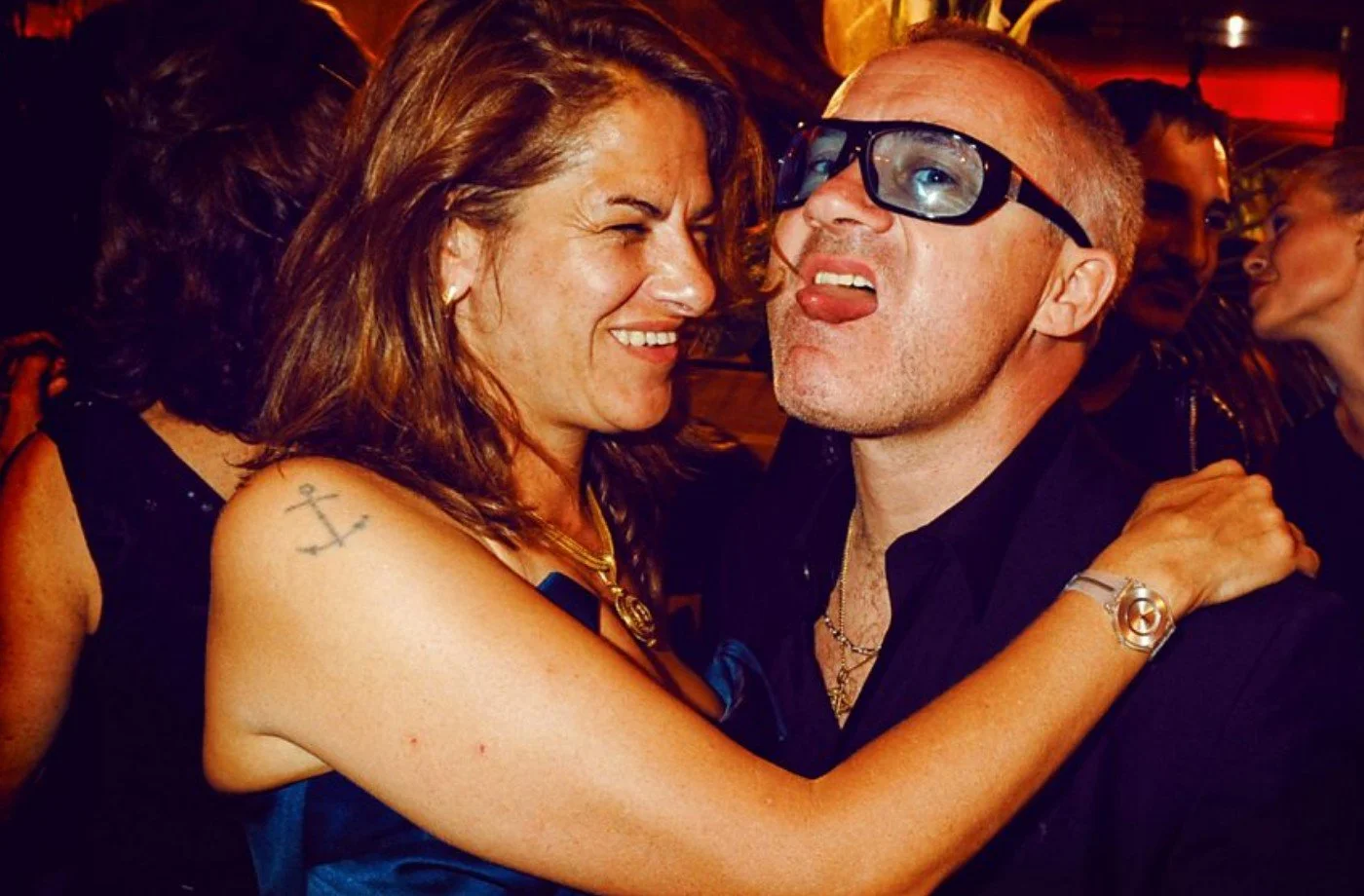 Tracey Emin and Damien Hirst embrace at a party