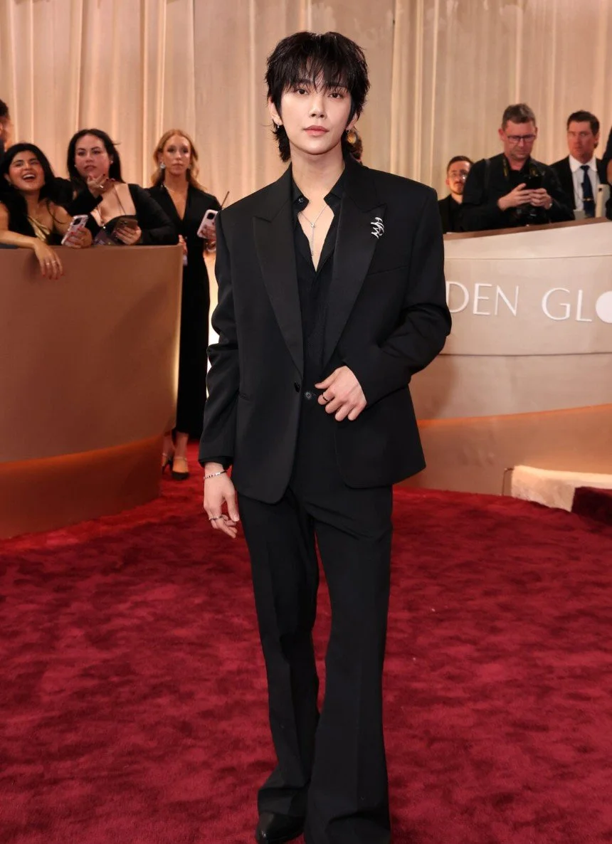 Joshua-Hong wearing balck suit at the red carpet