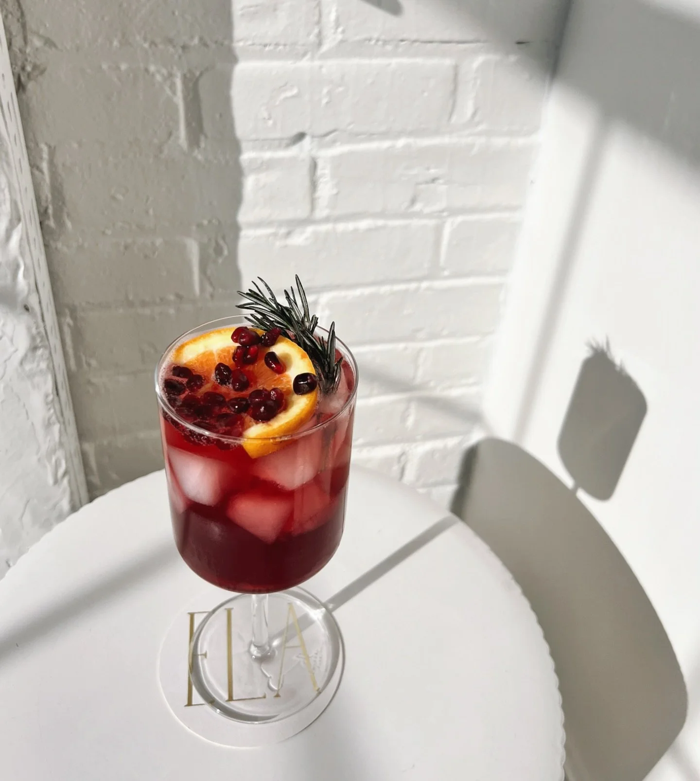 Welcoming the new year with our Pomegranate Spritz 🤍 Available to be to be enjoyed as a cocktail or a mocktail at your next appointment ✨
.
.
.