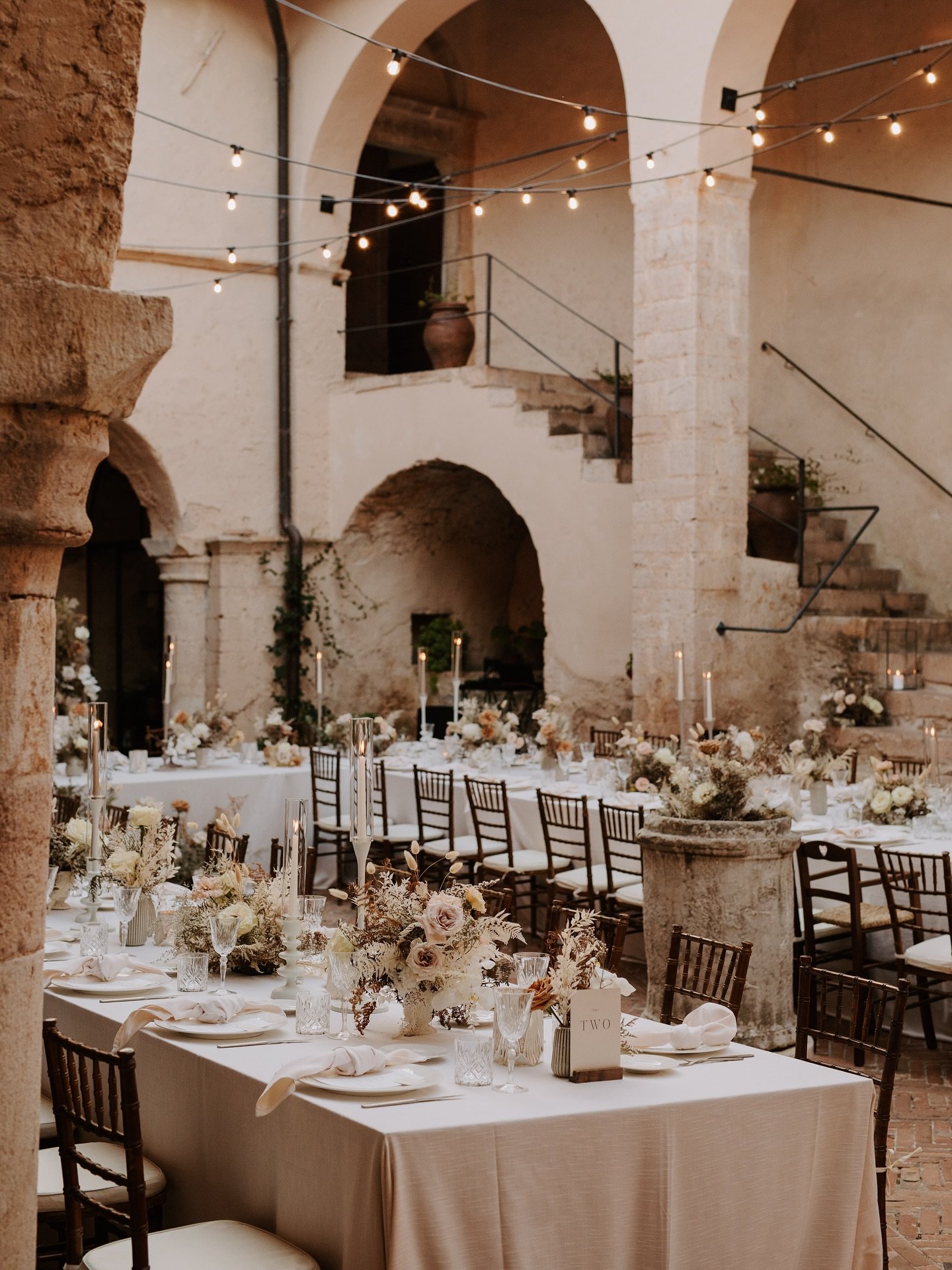 There&rsquo;s something so timeless about love celebrated in the Italian countryside.

Nestled in the hills of Umbria, this celebration was everything I love about destination weddings - warm, intimate, and filled with so much love.

Soft neutral ton