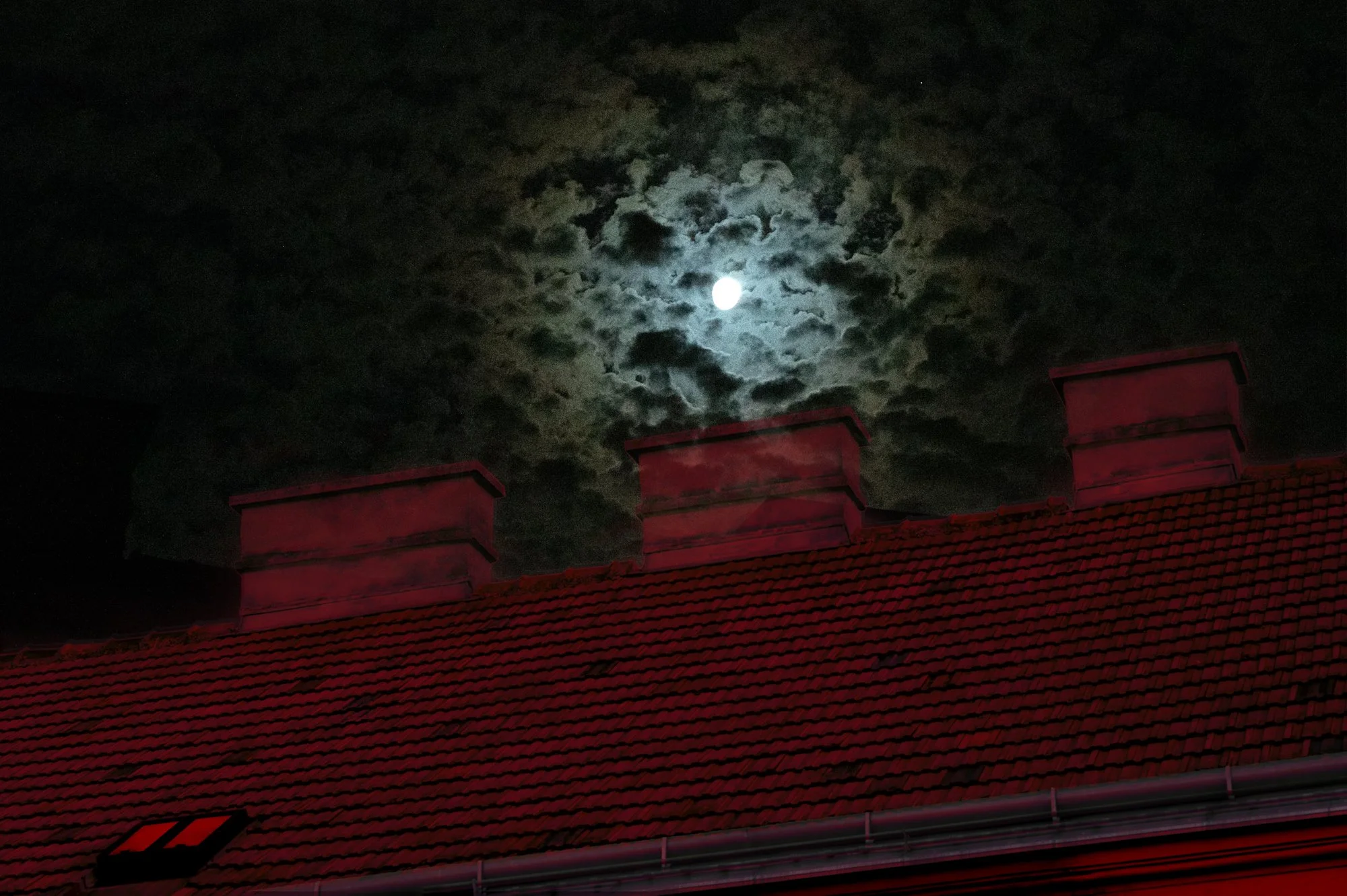 moon&rooftop_2.jpg