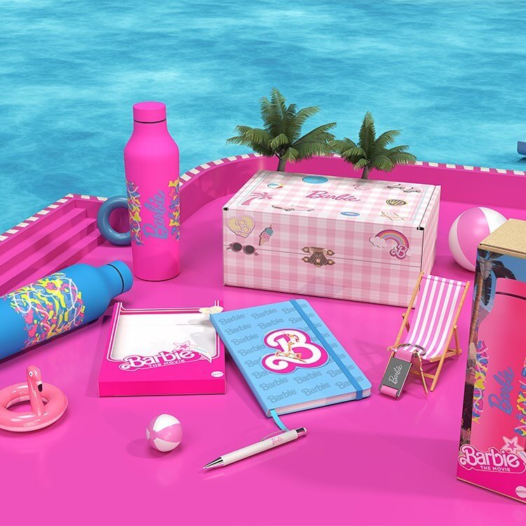 How amazing is this @barbie swag pack? 🌟 Featuring custom notebooks, boxes, water bottles, and more, it&rsquo;s a true testament to Barbie&rsquo;s iconic style and our dedication to crafting top-notch merchandise. #barbieswag #custommerchandise #bar