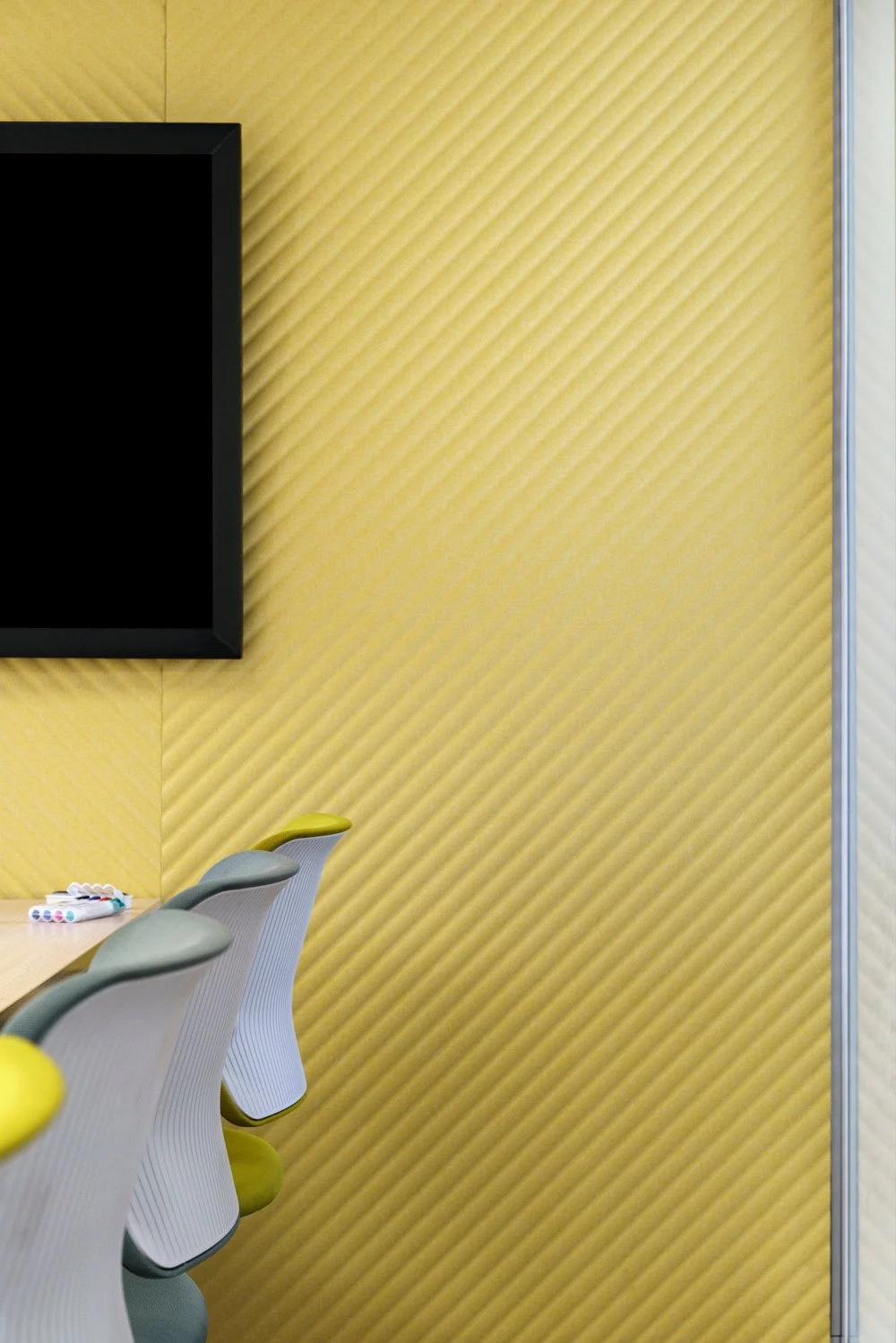 Helpline salle-reunion-mur-acoustique-jaune-design.jpg