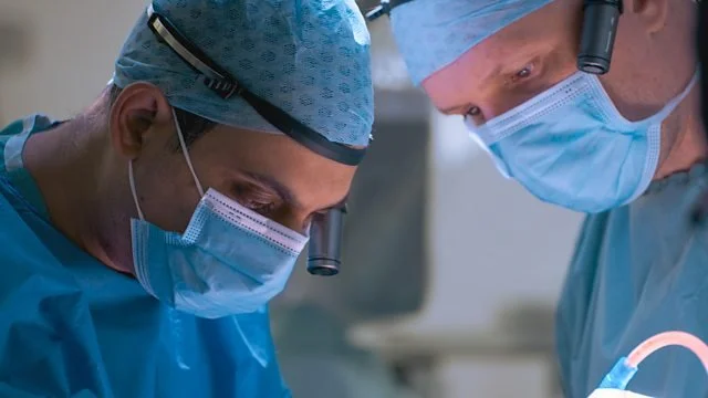 SURGEONS: AT THE EDGE OF LIFE (S7)