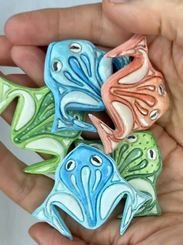 Got these frogs to work, but still need to improve a bit as the legs gave me a lot of trouble.  The orange one lost its leg at least 4 times, so I ended up just gluing it back since I wanted more than 4 frogs to show you. ☺️

#martaharveyart #airdryc