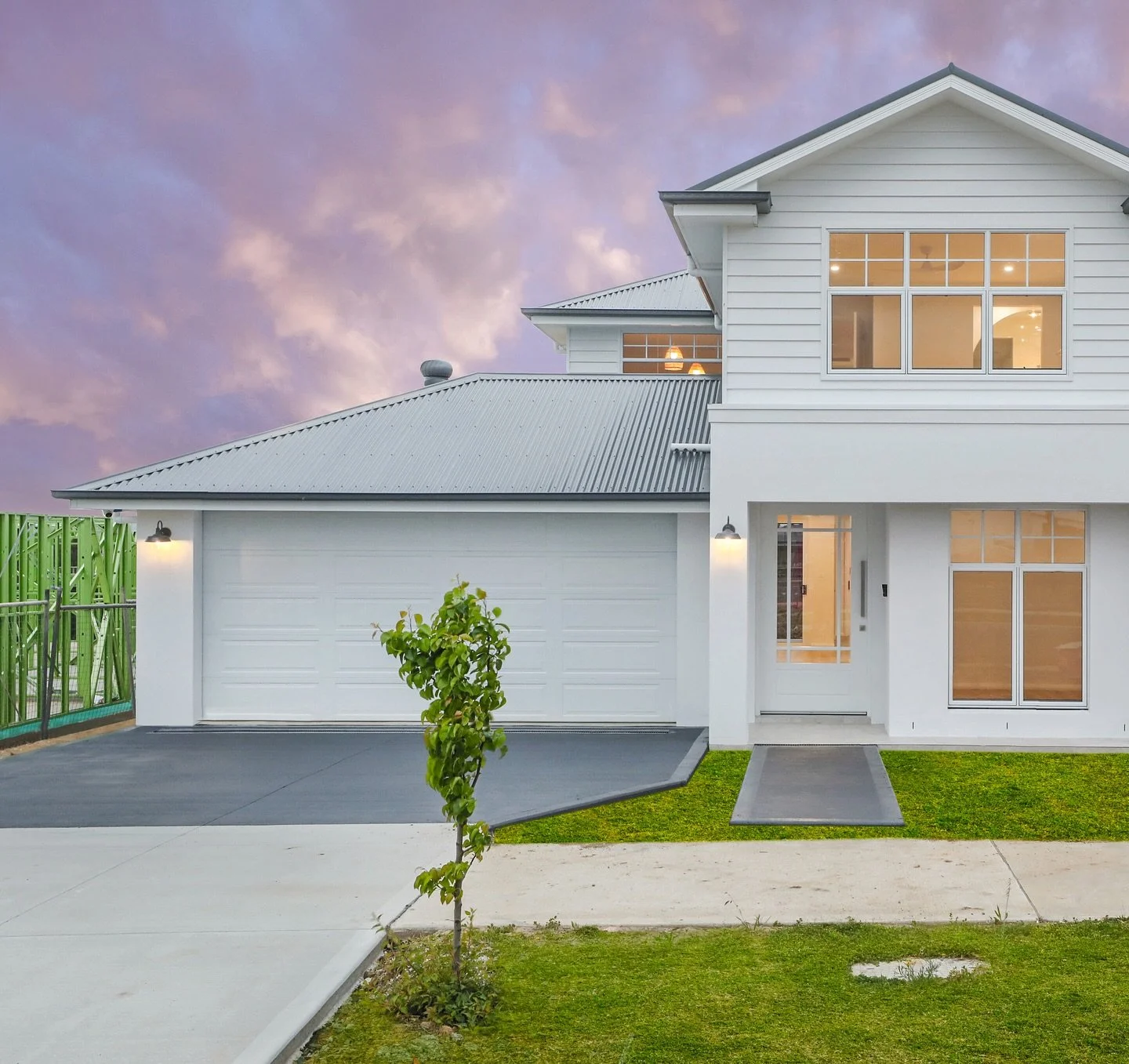 When you invest in building a beautiful home, it&rsquo;s important not to forget about how your driveway can bring it all together. We love making a home feel complete with an #arcadiandriveway 👏 
Builder @designerlivinghomes_nsw 

#concretesydney #