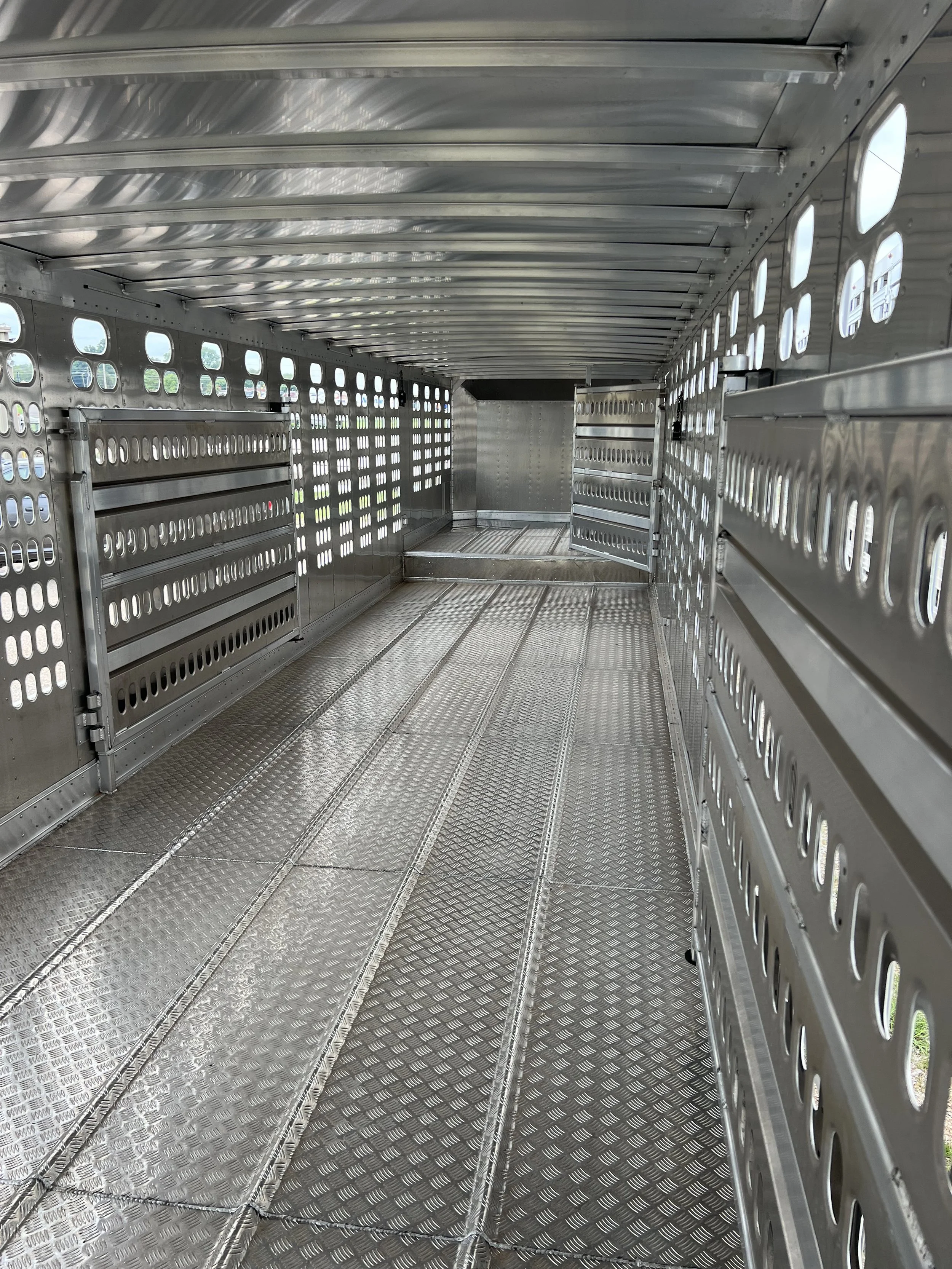 Customizable Barrett groundload livestock trailer built for hauling cattle across Nebraska, Kansas, and Missouri