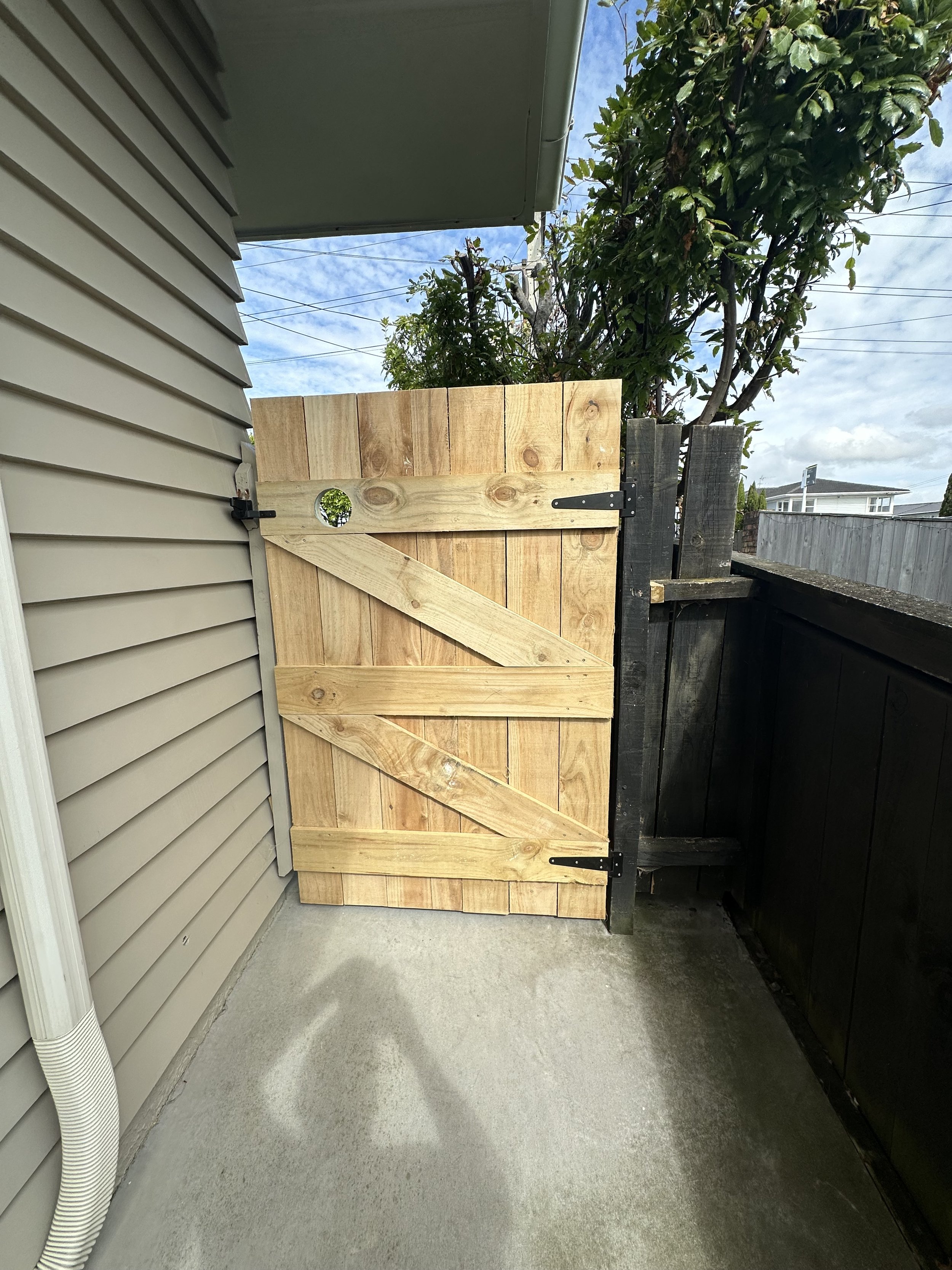 Completed timber garden gate built by Handyman Botany in Shelly Park