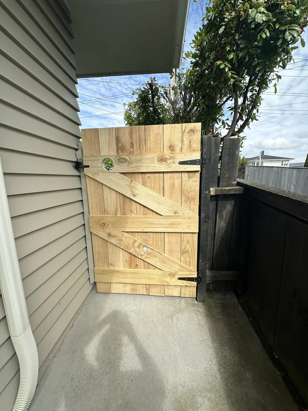 Completed timber garden gate built by Handyman Botany in Shelly Park