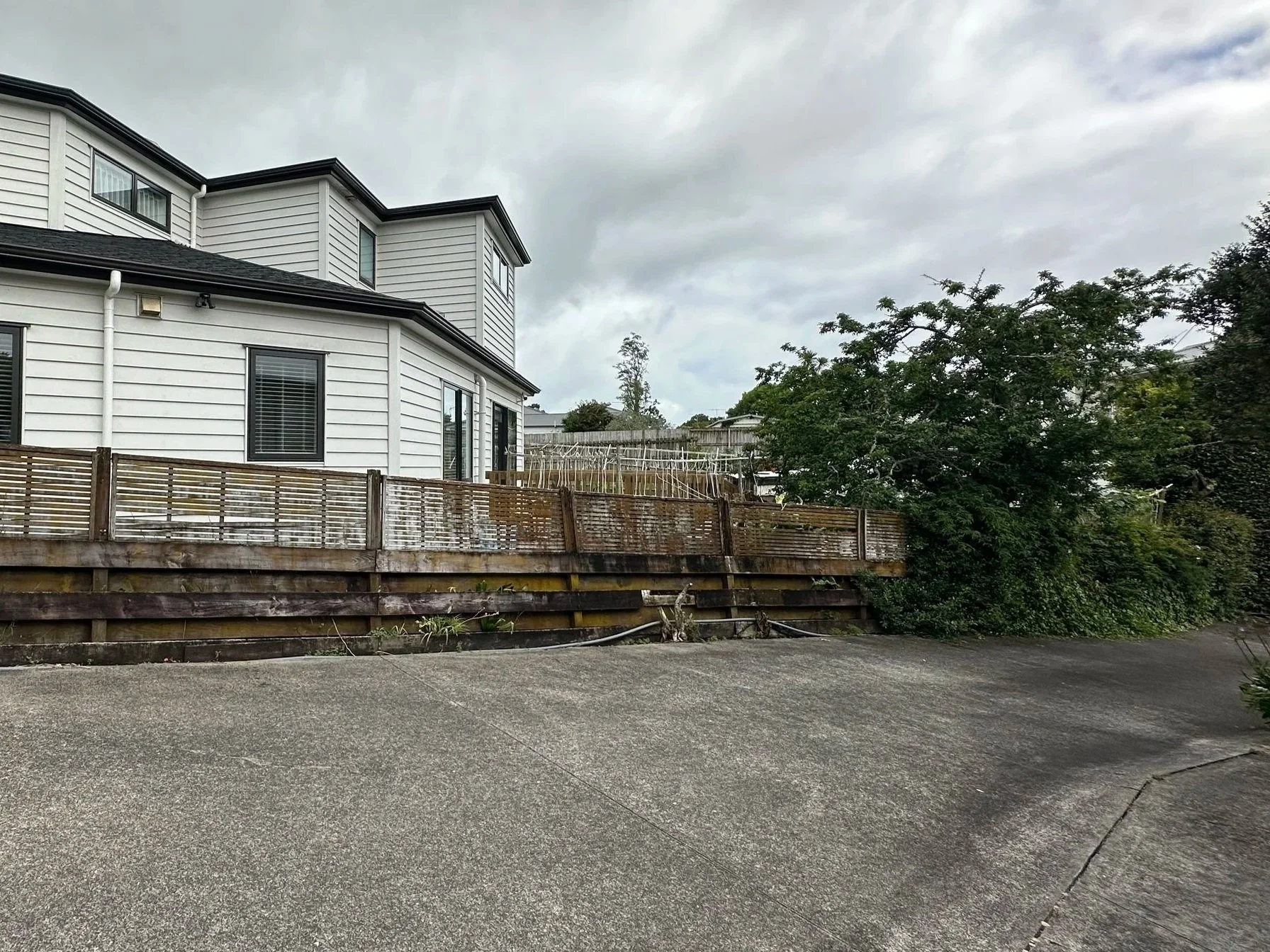 Old timber fence before replacement – Howick handyman Botany
