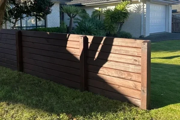 Timber retaining wall and horizontal fence installed – Dannemora handyman Botany