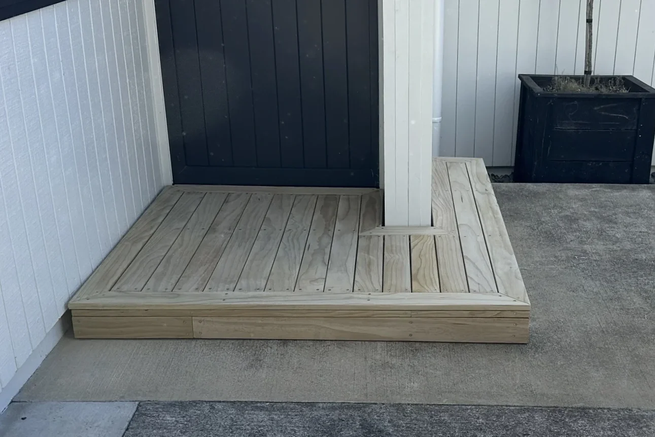 Before and after comparison of a new timber deck built in Cockle Bay by Handyman Botany