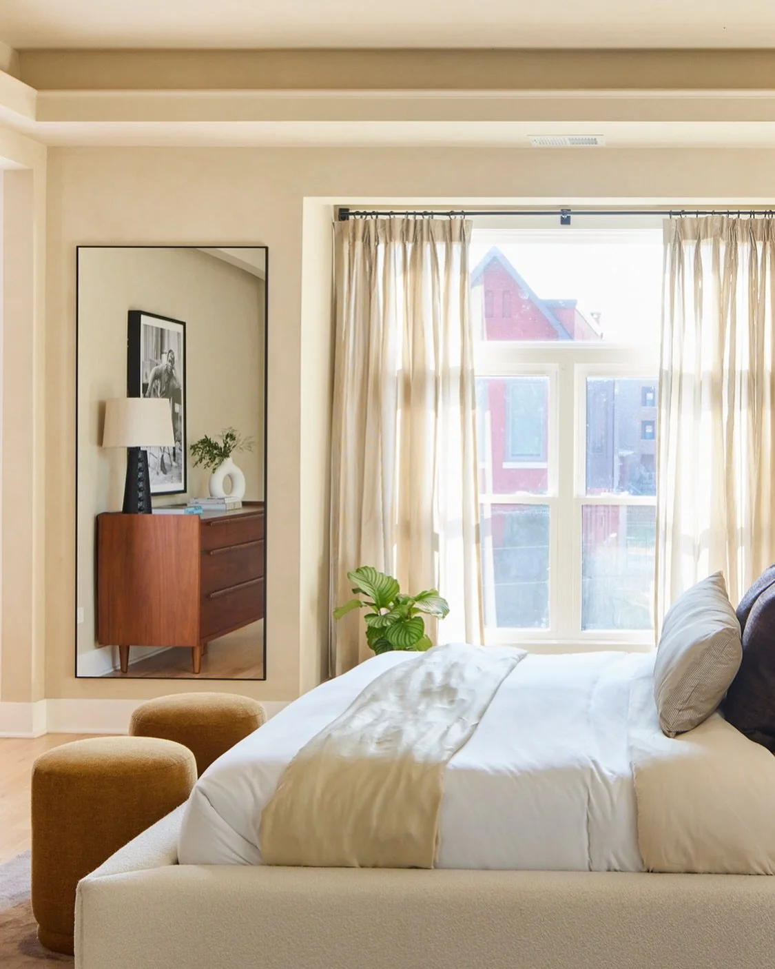 When that light hits just right ✨☀️
.
.
.

#candacemaryinteriors #chicagodesigner #primarybedroom #interiors