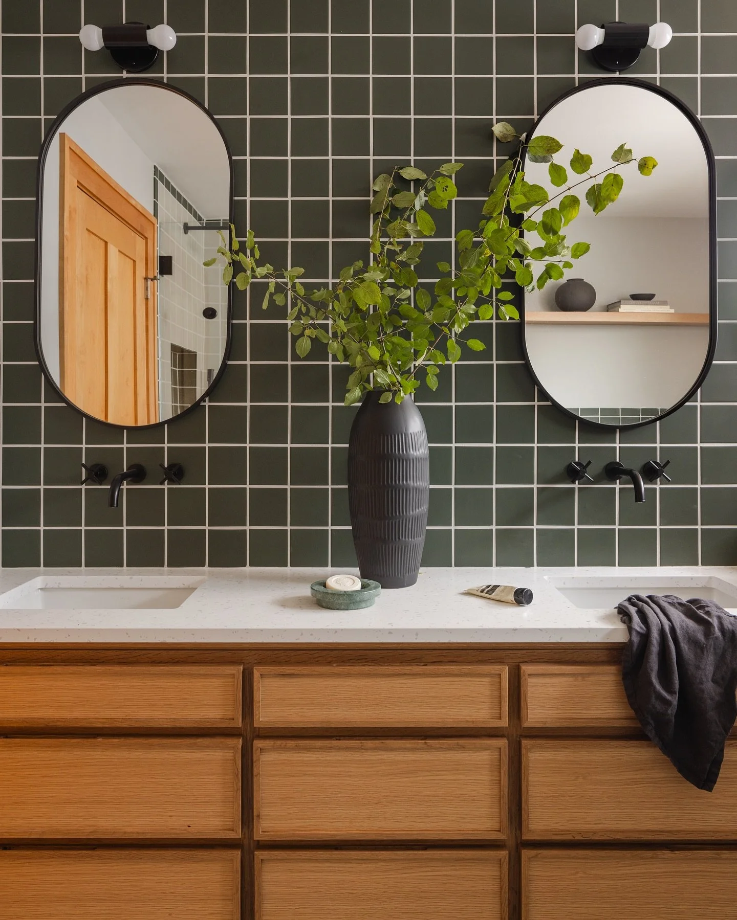 Got a thing for green 🌱🪴 A very cool primary bathroom for our #garrison project. 

📸 @linea.photo 
Styling @stylewithbrit 
.
.
.
.
.
#candacemaryinteriors #chicagodesigner #primarybathroom #howidwell #bathroomgoals
#evanstondesigner