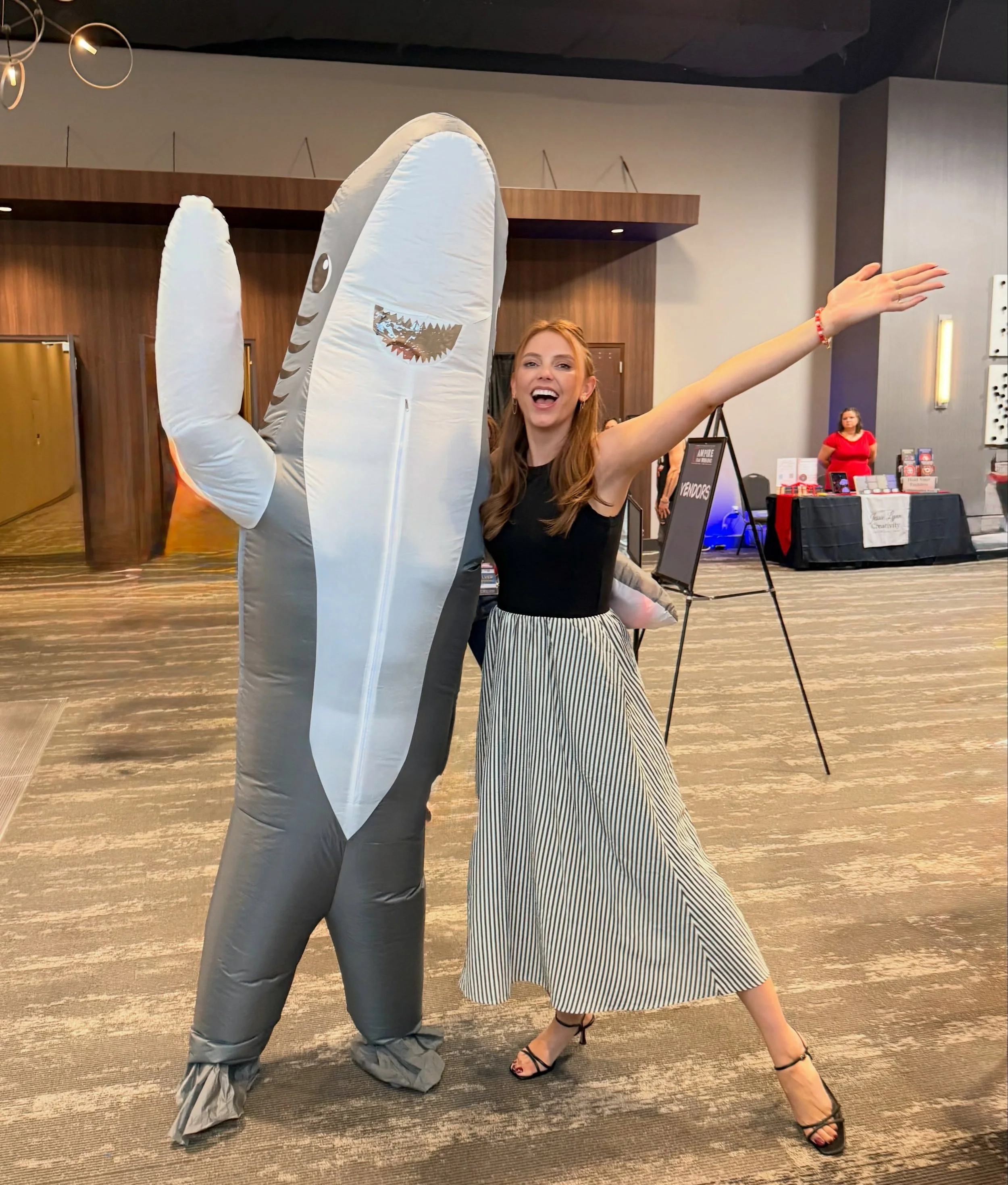 My first vampire diaries convention was a blast! Luckily the only fangs flashed were in my toothy grin 🧛🦈🩸❤️

This is my new bestie Riley - she is so pretty and nice I would never wiggle my fin at her, just a little shark snuggle 🦈🩵🥰
#FollowTha