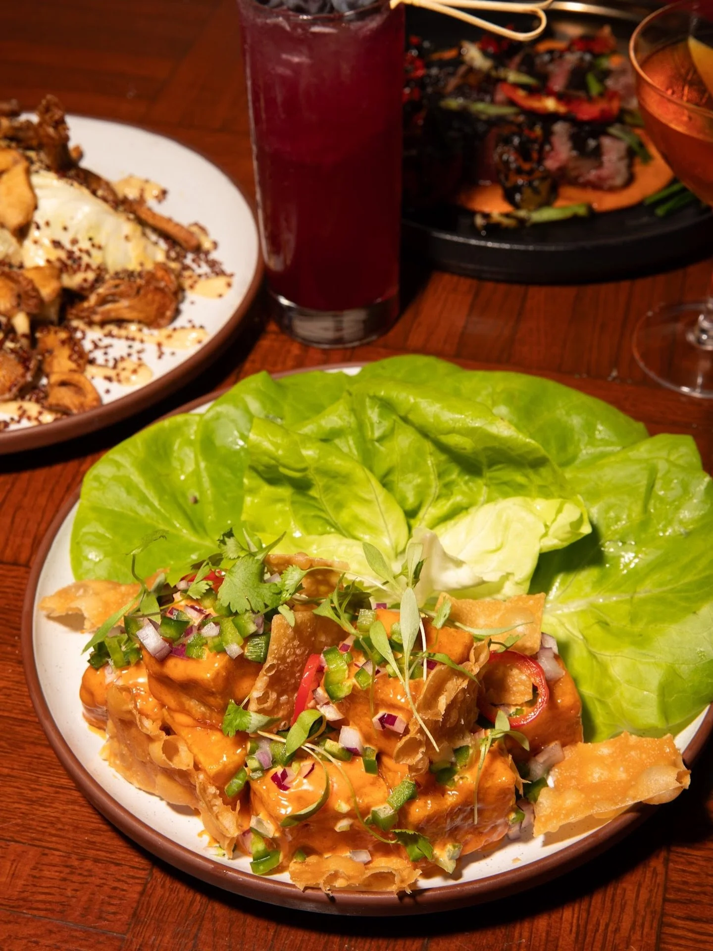 Crispy tofu lettuce cups 🥬 🌶️ 
&bull;
&bull;
&bull;
Gochujang aioli, jalape&ntilde;o, red onion, pickled Fresno chilis and butter lettuce. We use extra firm Hodo tofu. This dish can be made vegan.