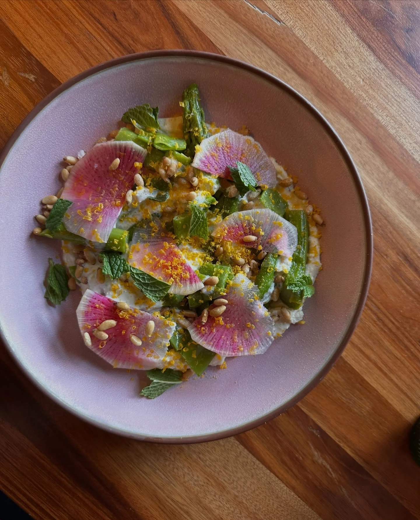 Spring on a plate 🍽️ 

Asparagus, snap peas, watermelon radish, ricotta, horseradish, lemon, mint, pine nuts, cured egg yolk 🫜🍋🫛