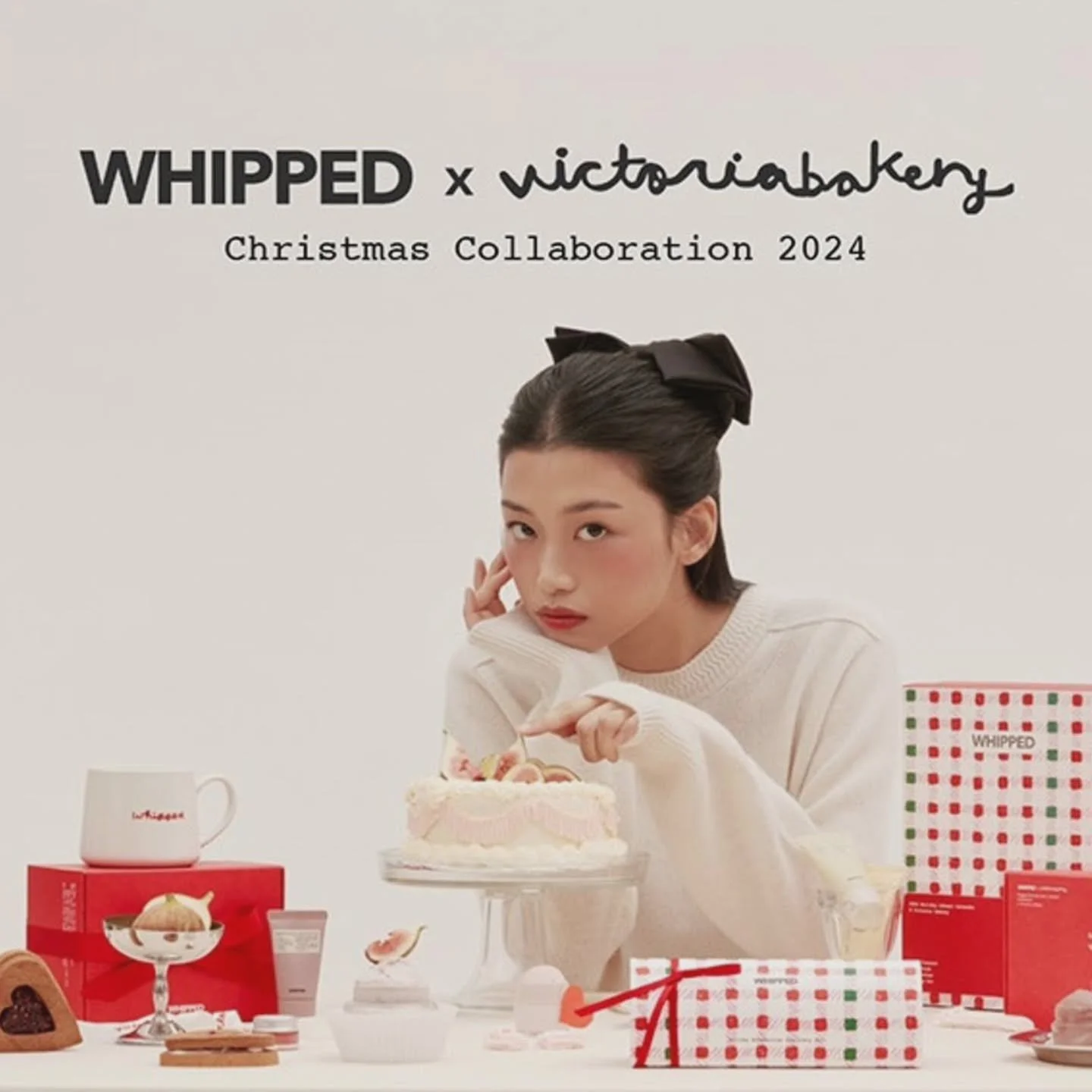 🎄WHIPPED 2024ホリデーエディション LINEギフトでも大人気❤

～ 愛する人たちと共に飾る年末は、甘く特別な時間に ～

🫧‪WHIPPED &times; Victoria Bakery🍓
手作りベーカリーの温かさを感じる2つのブランドのコラボから誕生したホリデーコラボパッケージ。

今年のクリスマスは自分へのご褒美や、大切な人への贈り物に、可愛いギフトをプレゼントしてみませんか？

LINEギフトなら相手の住所を知らなくても贈ることができます👍✨
LINEギフトで「WH