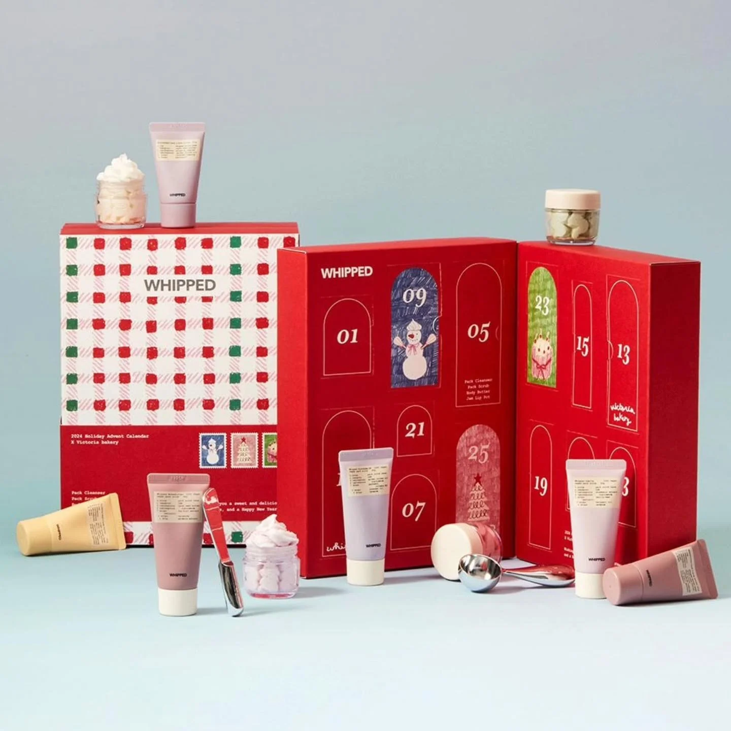 🎄WHIPPED 2024ホリデーエディション LINEギフトでも大人気🎅🏻

ホリデー アドベント カレンダーが登場！
 LINEギフト限定販売✨

～ 愛する人たちと共に飾る年末は、甘く特別な時間に ～

🫧‪WHIPPED &times; Victoria Bakery🍓
手作りベーカリーの温かさを感じる2つのブランドのコラボから誕生したホリデーコラボパッケージ。

今年のクリスマスは自分へのご褒美や、大切な人への贈り物に、可愛いギフトをプレゼントしてみませんか？

真クリスマス