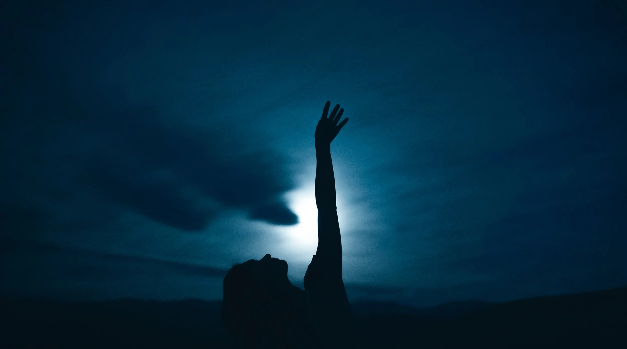 KINRGY performer reaches to the moon.