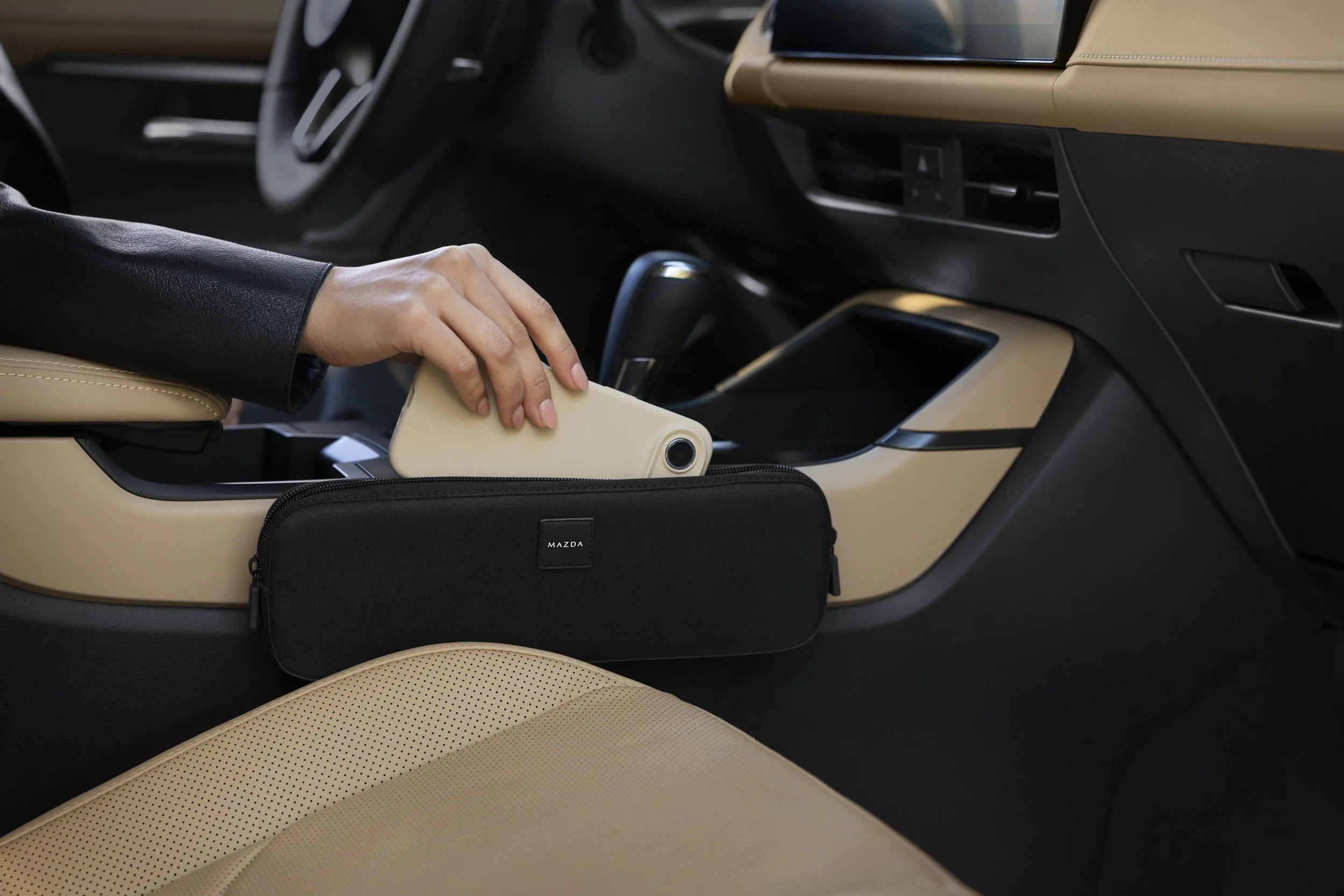 MY26_CX5_ACCESS_FRONT SEAT ORGANIZER_2391_r4.jpg