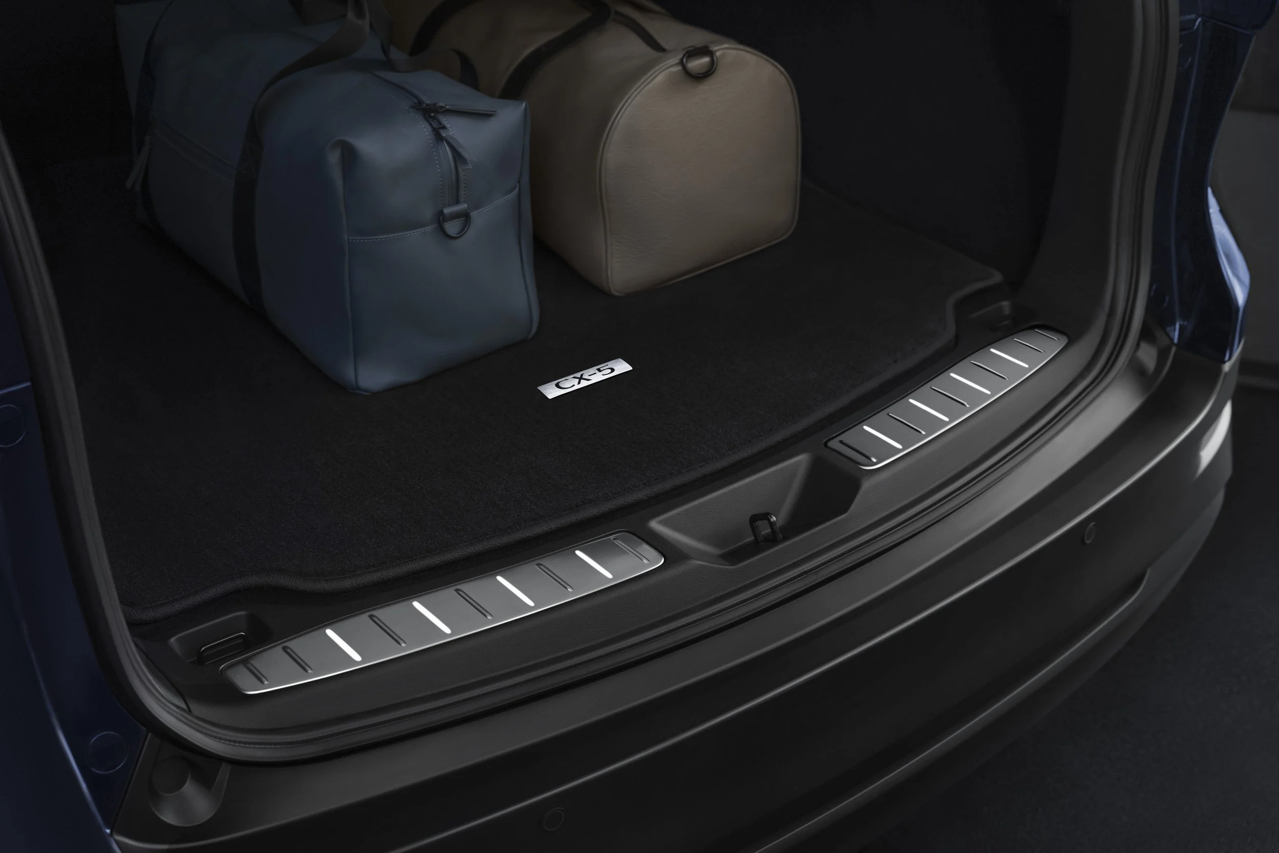 MY26_CX5_ACCESS_ILLUMINATED CARGO SCUFFPLATE_2569_r4.jpg