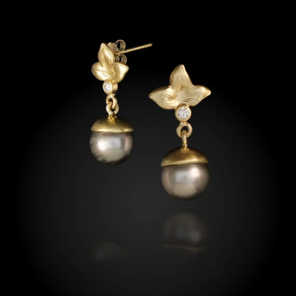 2025_Leaf_BlackPearl_Diamond_18kGold_Earrings_Short_Square_Black.jpg