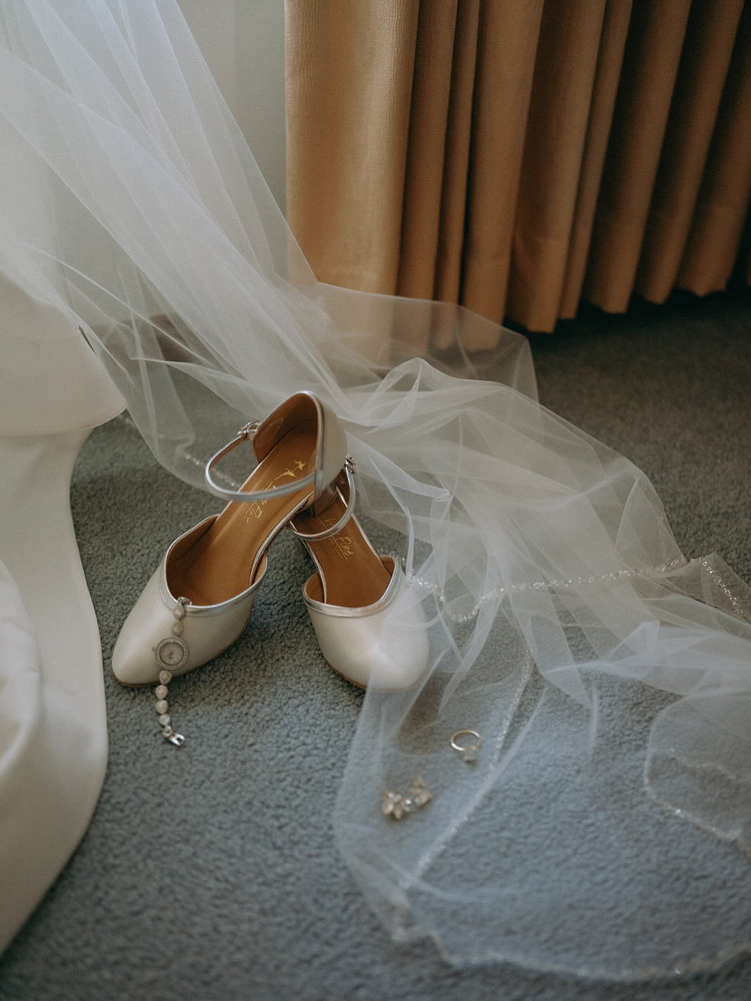 Getting ready with the beautiful bride laryssa 🫶💛