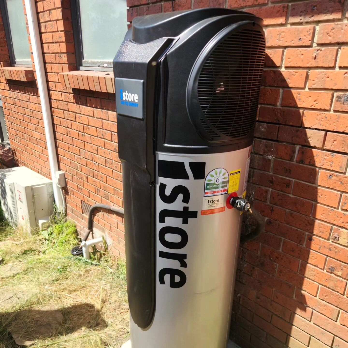 Looking for a way to save on your gas bills? Ask us about the @istoreairtoenergy heat pump. Save up to $1000+ on gas bills and government rebates available. There's no time like today!