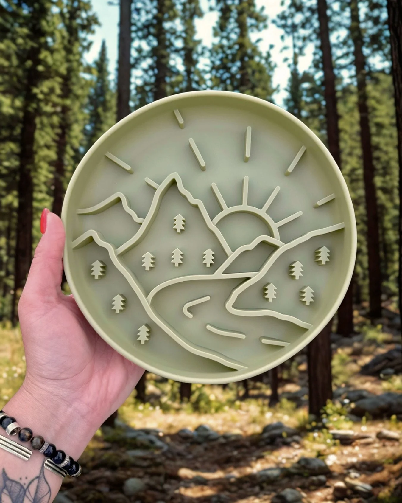 POV: you&rsquo;re snackin&rsquo; in the mountains 🌄🐾
Introducing Highland Moss, the newest color in our slow feeder lineup and it&rsquo;s giving forest naps, muddy paws, and treats under the pines.

Same pawsome design that makes me slow down (rude
