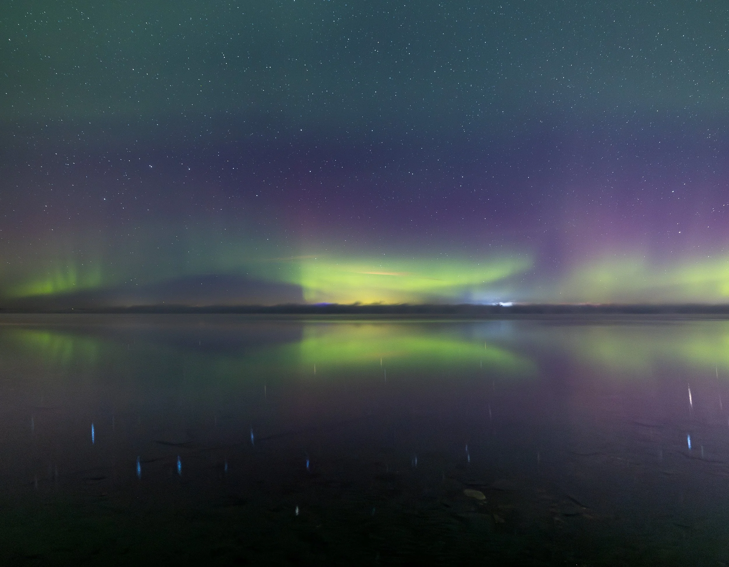 Sylvan_lake_aurora_reflection_carmen_therriault.jpg