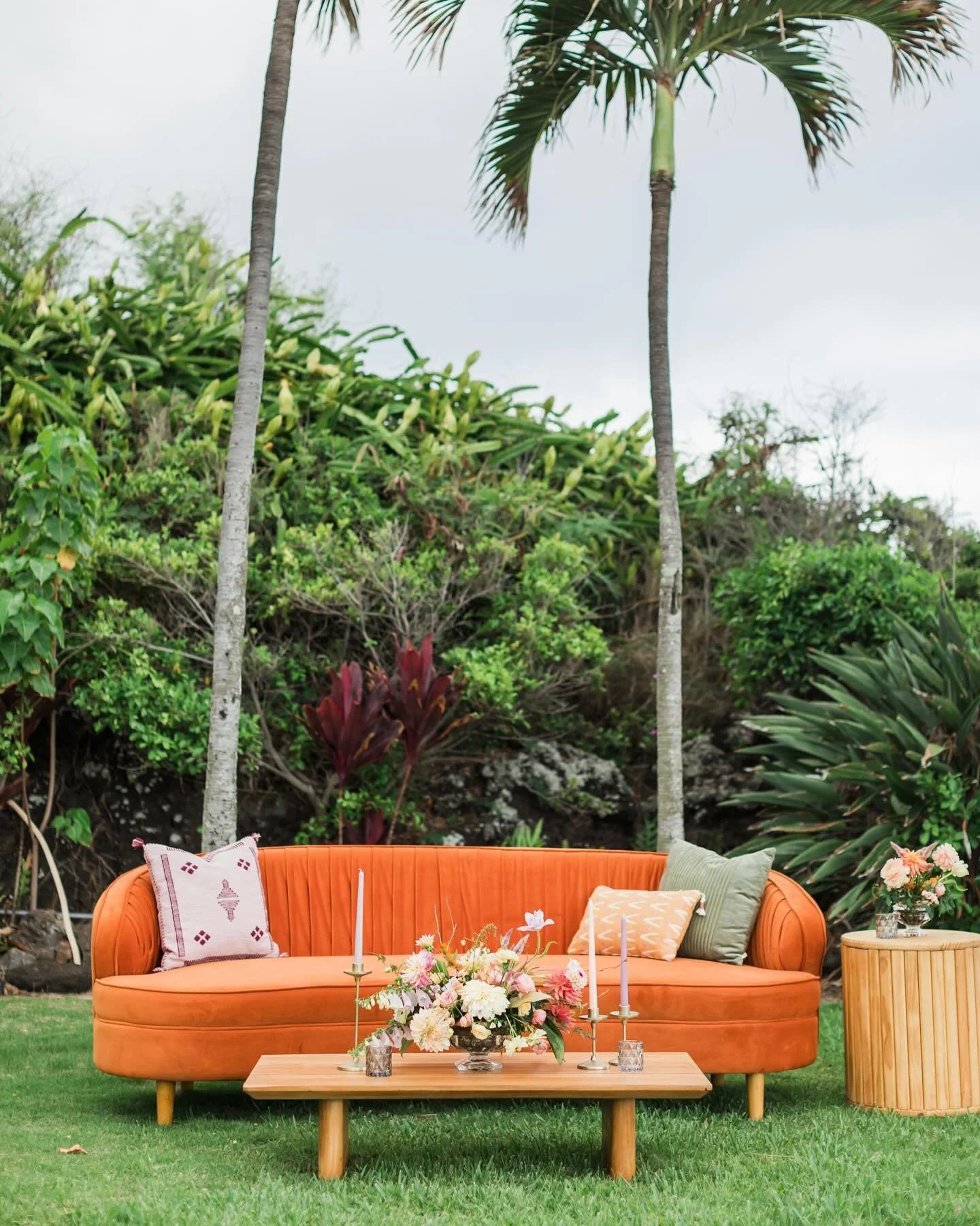 How about a little orange for your Halloween?🧡 Here at White Orchid Beach House, we&rsquo;re partial to the blues but we&rsquo;ll never say no to a little color! Happy Halloween everyone!
Coordination &amp; Design: @whiteorchidwedding 
Florals: @del