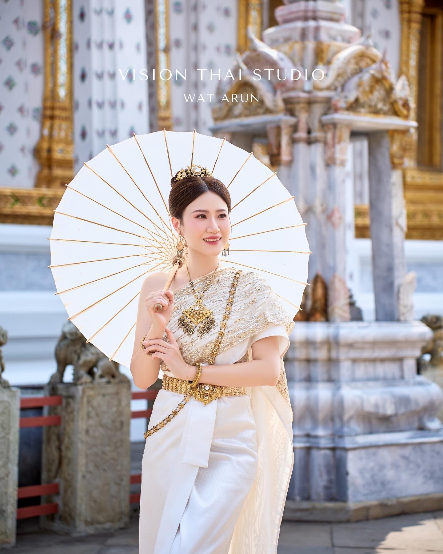 論泰服拍攝之必要&mdash;&mdash;

當然是找 Vision Thai Studio啦😆

鄭王廟最專業最高品質泰服寫真工作室

全新升級獨棟旗艦店 還有公主專車送您到廟拍攝唷❤️

趁著十二月來到曼谷過聖誕🎄 

順便來拍現在最夯的泰服寫真吧❤️&zwj;🔥

Vision Thai Studio🇹🇼🇹🇭

挖金憨慢講話 但是我金實在

#鄭王廟 #泰服 #泰服體驗 #泰服初體驗 #泰服租借 #泰服寫真 #曼谷 #曼谷自由行 #曼谷景點 #曼谷旅遊 #黎明寺 #寫真 #